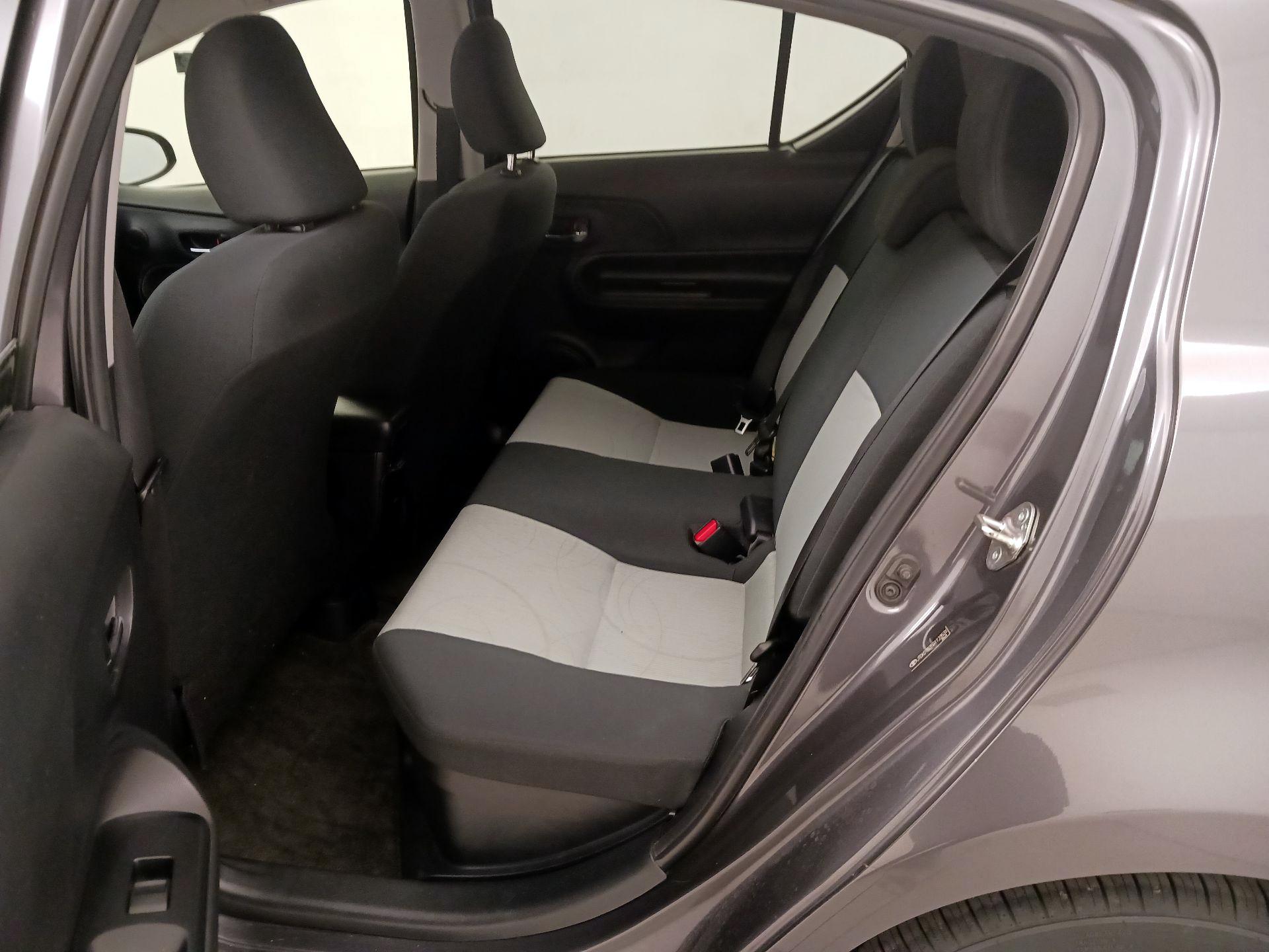 Thumbnail: 2016 Toyota Prius c - 19