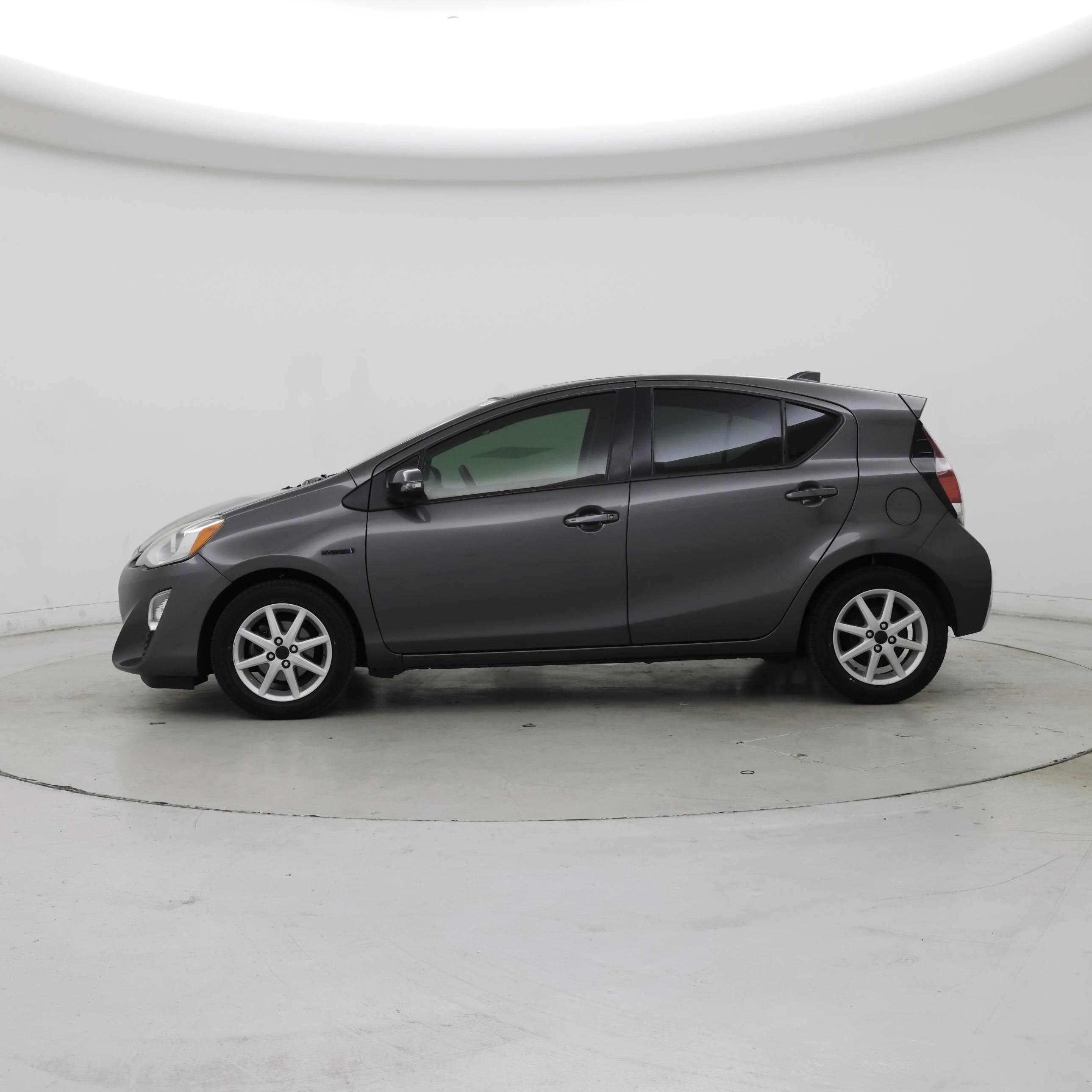 Thumbnail: 2016 Toyota Prius c - 3
