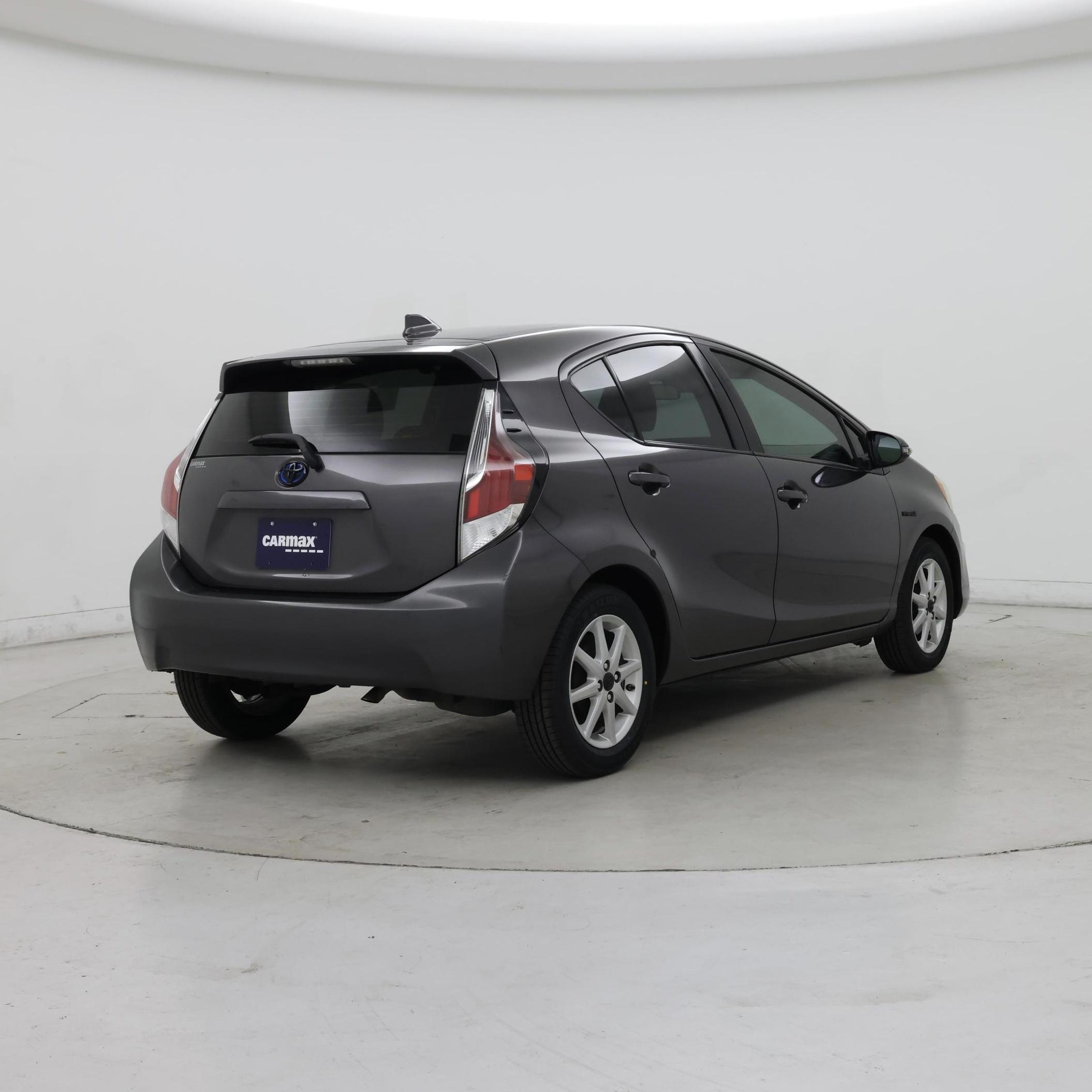 Thumbnail: 2016 Toyota Prius c - 8