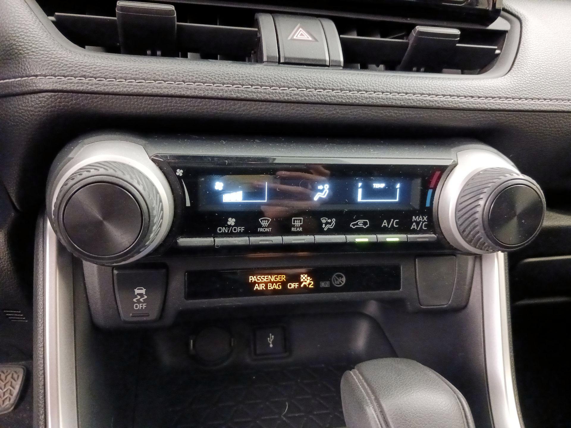 Thumbnail: 2020 Toyota RAV4 - 17