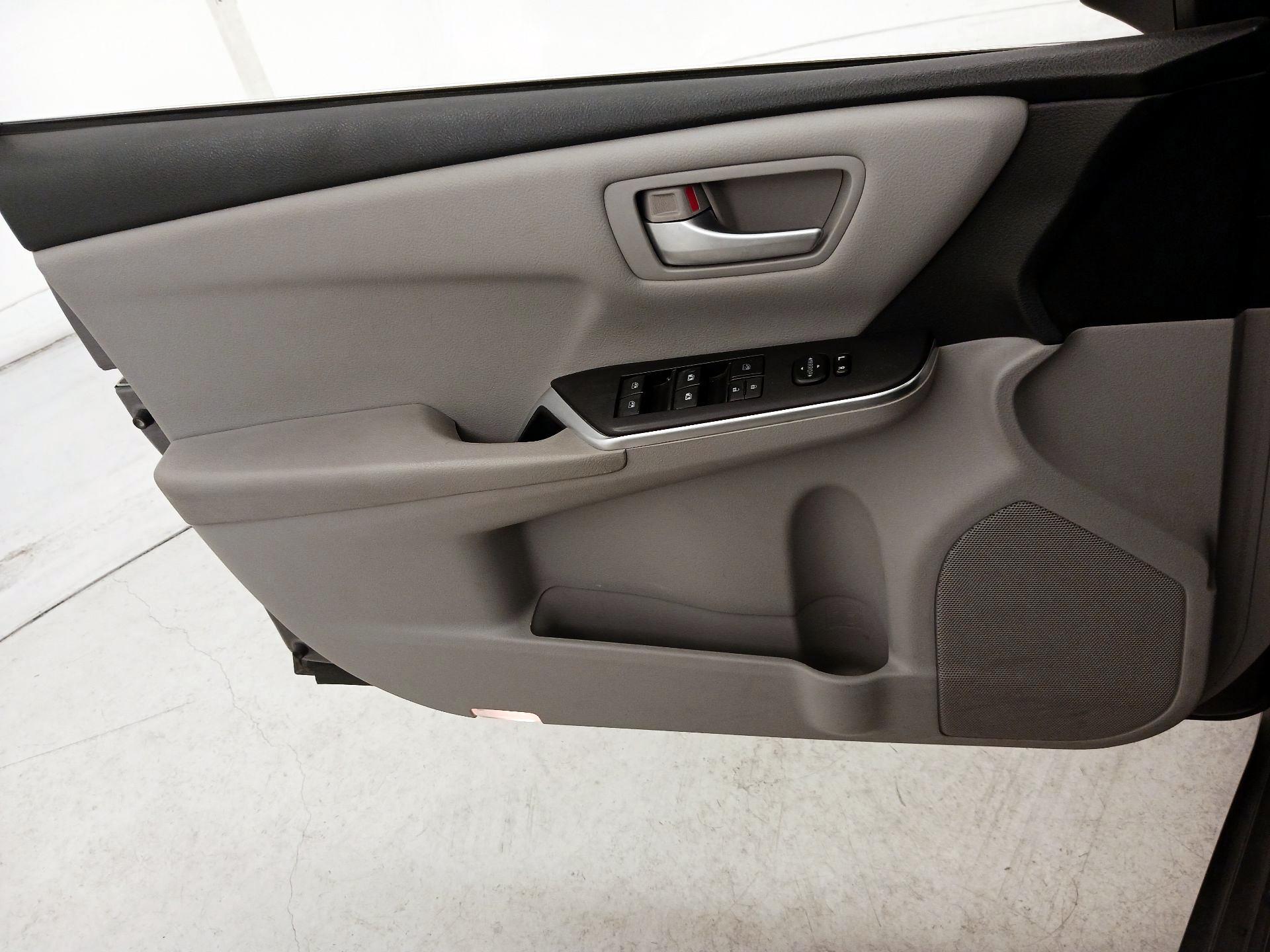 Thumbnail: 2016 Toyota Camry - 12
