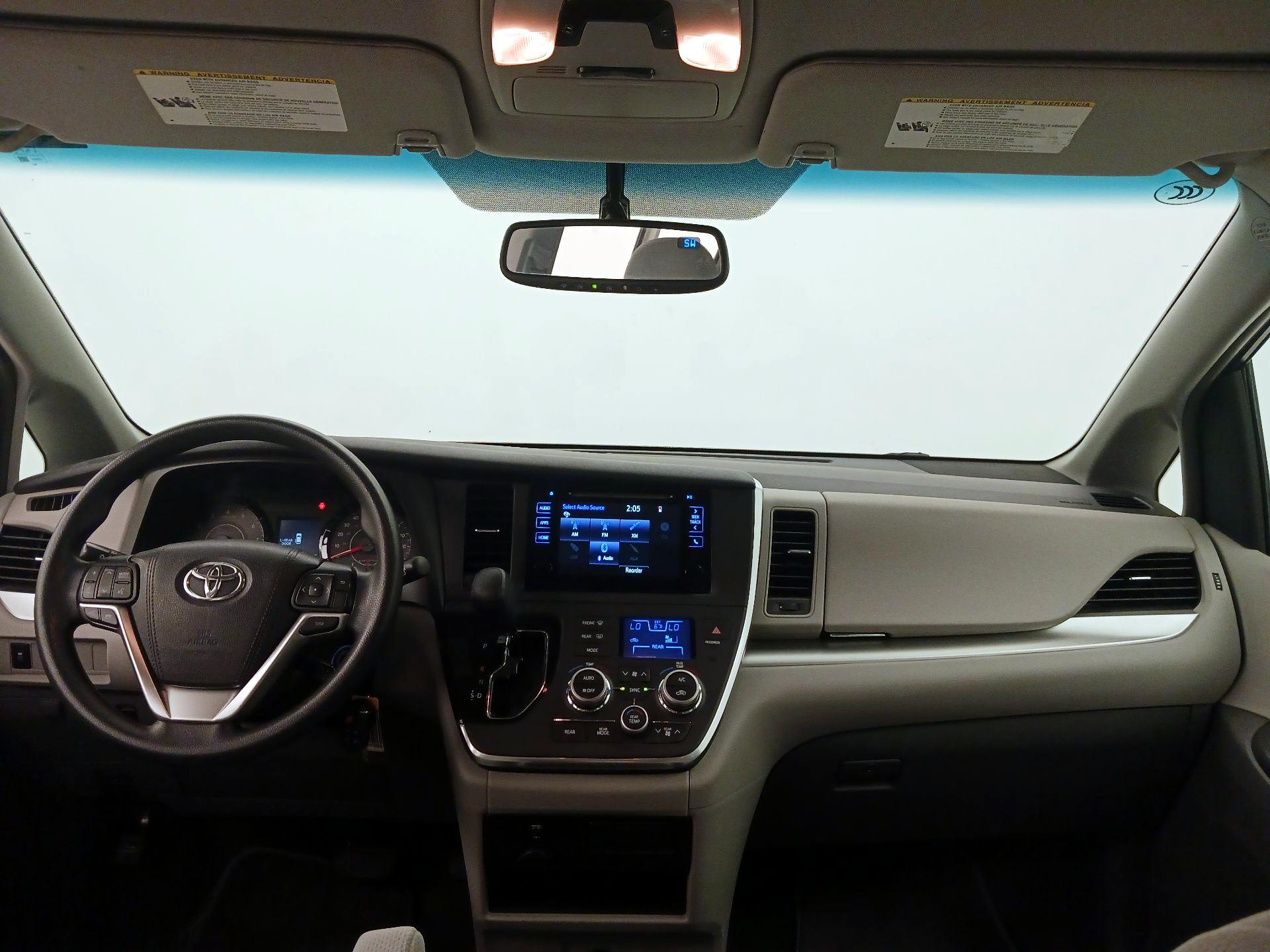 Thumbnail: 2016 Toyota Sienna - 9