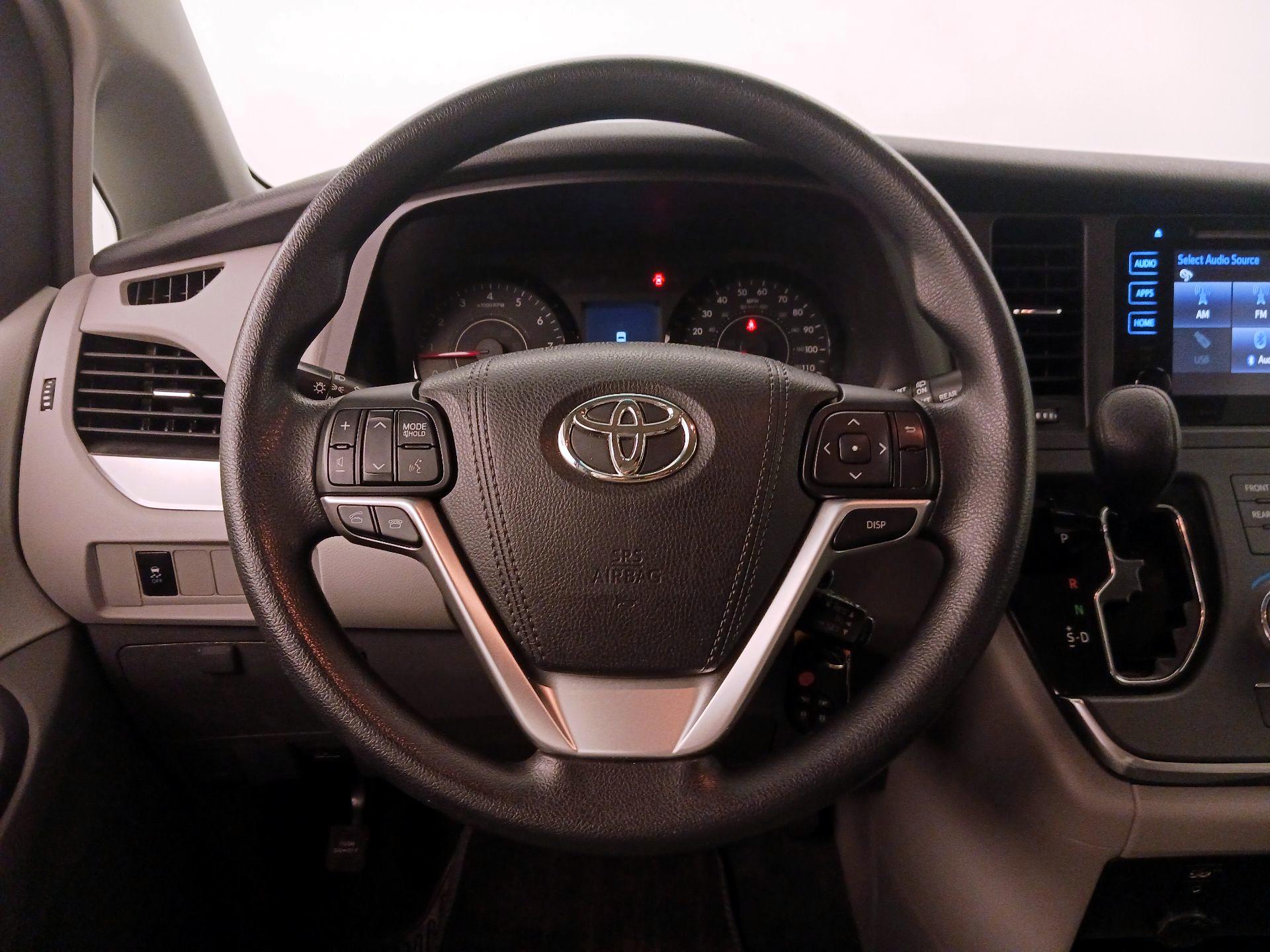 Thumbnail: 2016 Toyota Sienna - 10