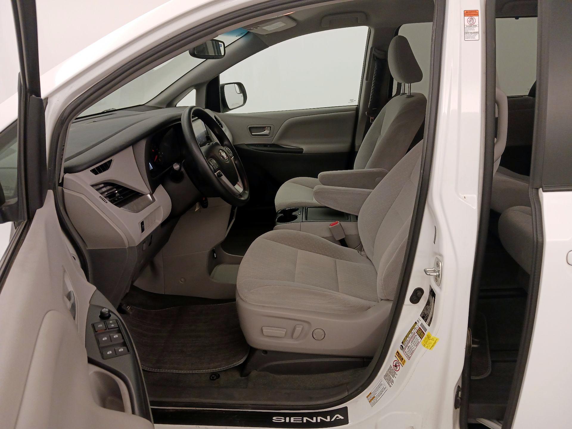 Thumbnail: 2016 Toyota Sienna - 11