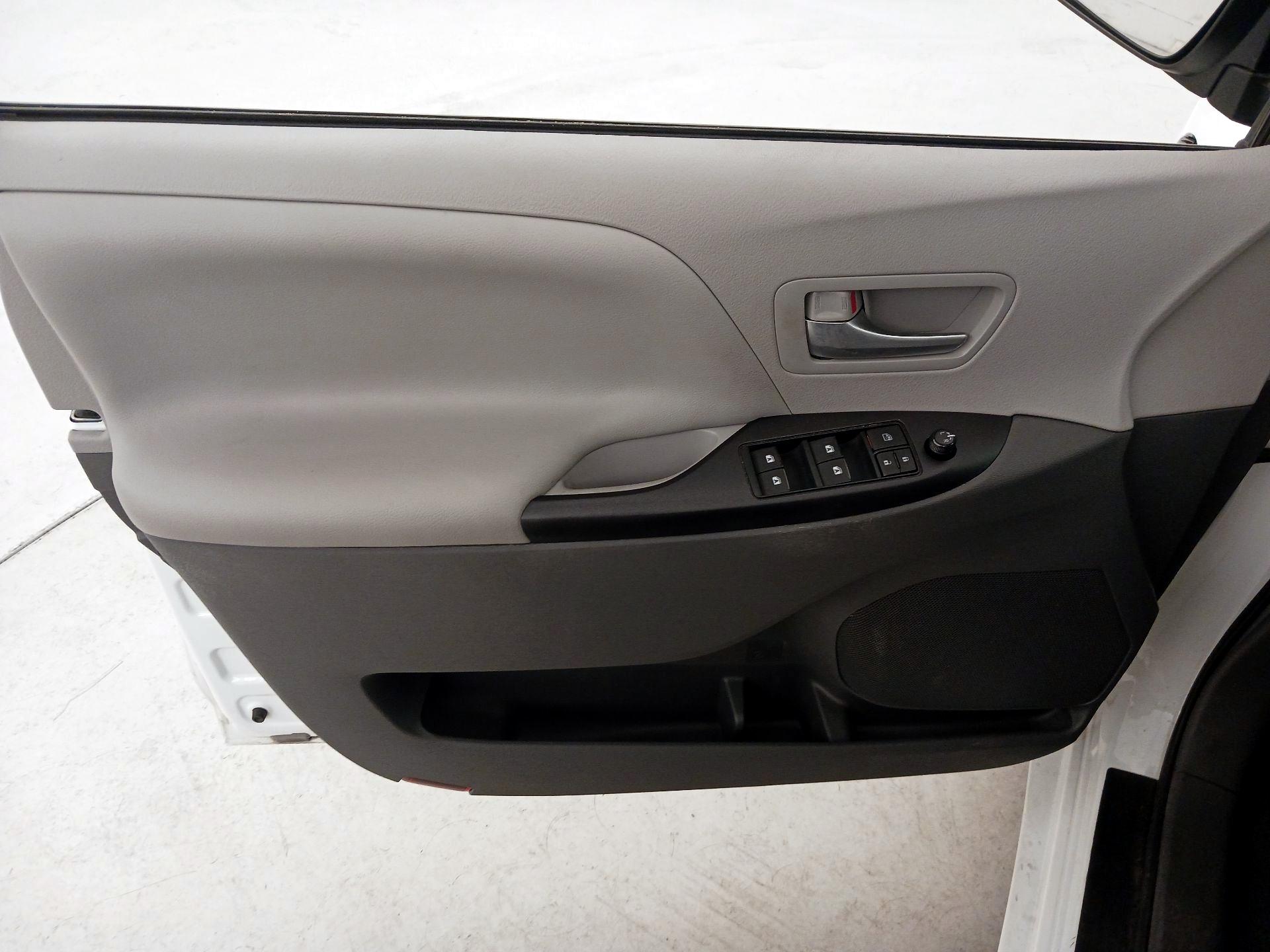 Thumbnail: 2016 Toyota Sienna - 12