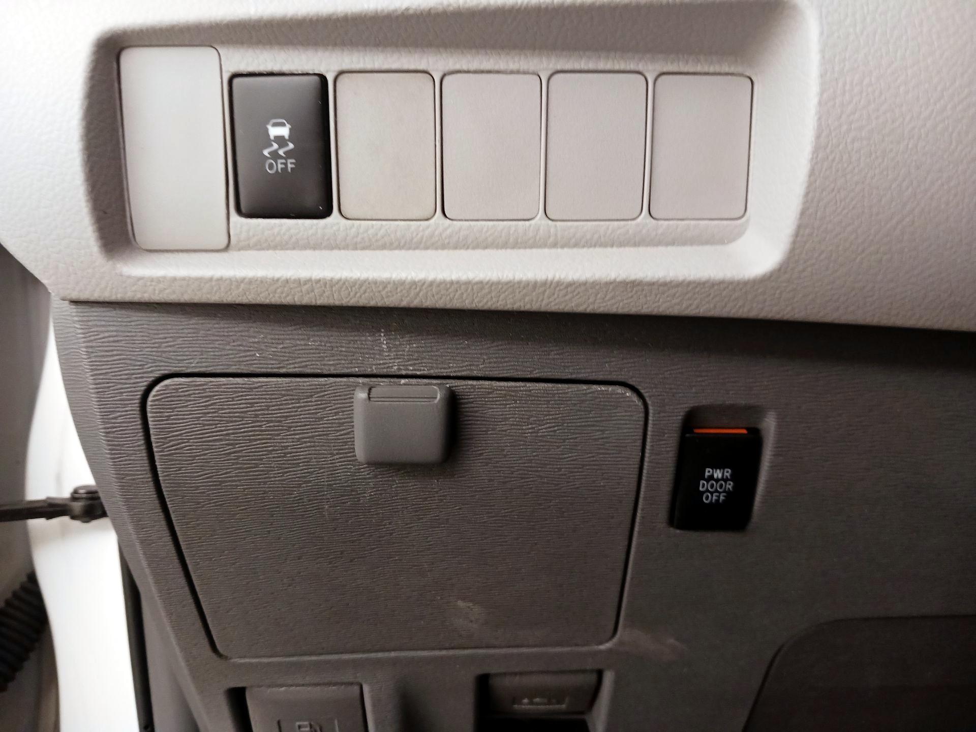 Thumbnail: 2016 Toyota Sienna - 13