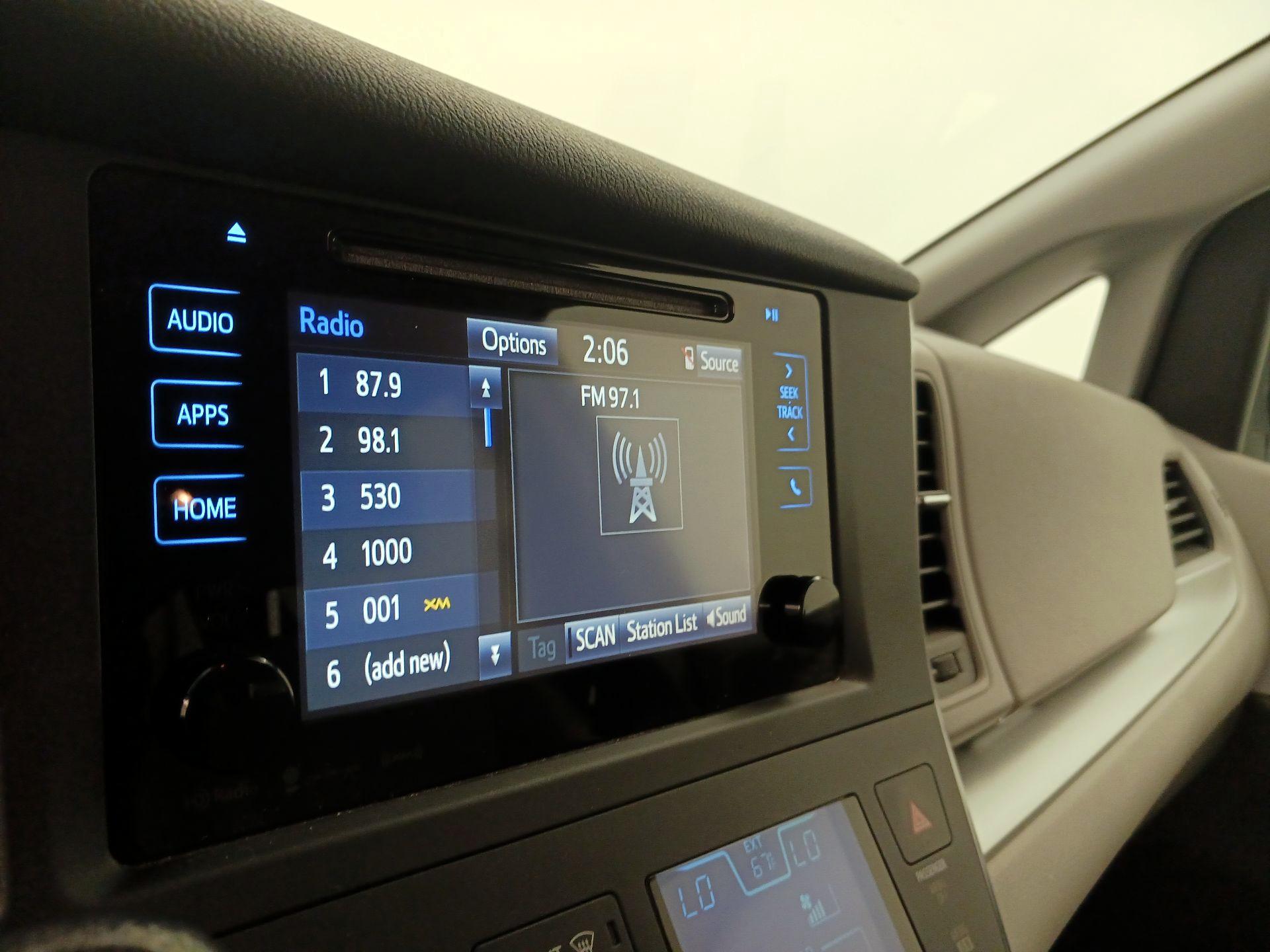 Thumbnail: 2016 Toyota Sienna - 15