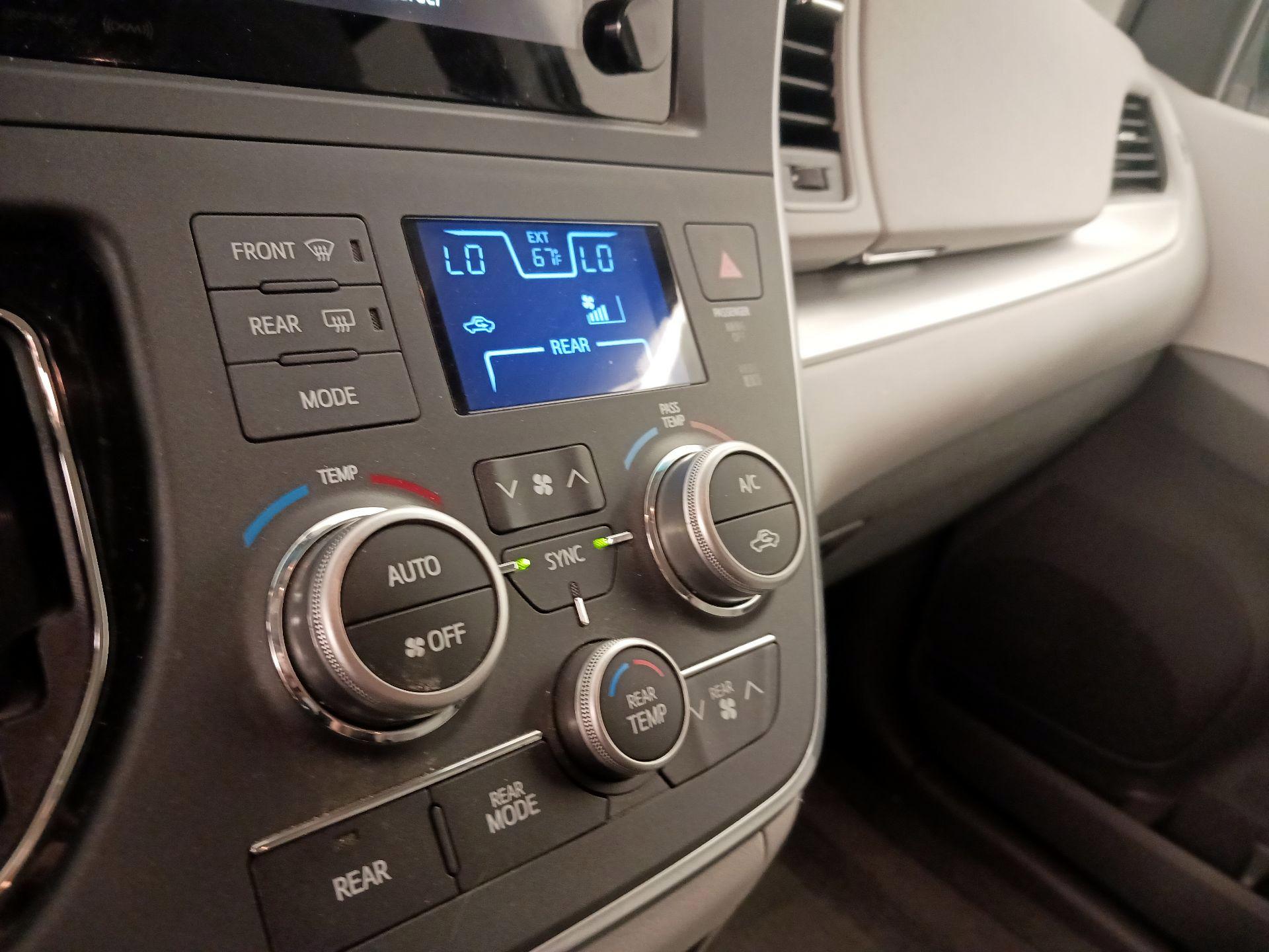 Thumbnail: 2016 Toyota Sienna - 16