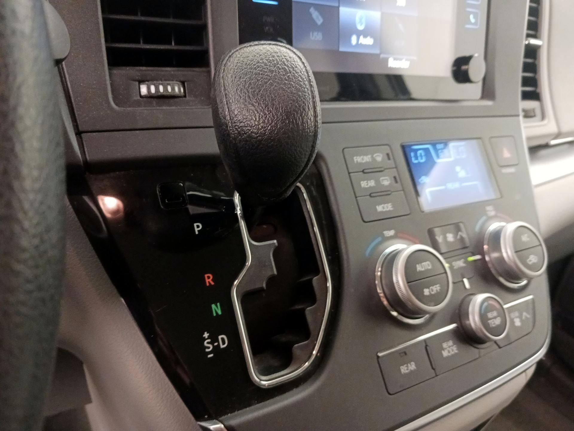 Thumbnail: 2016 Toyota Sienna - 17