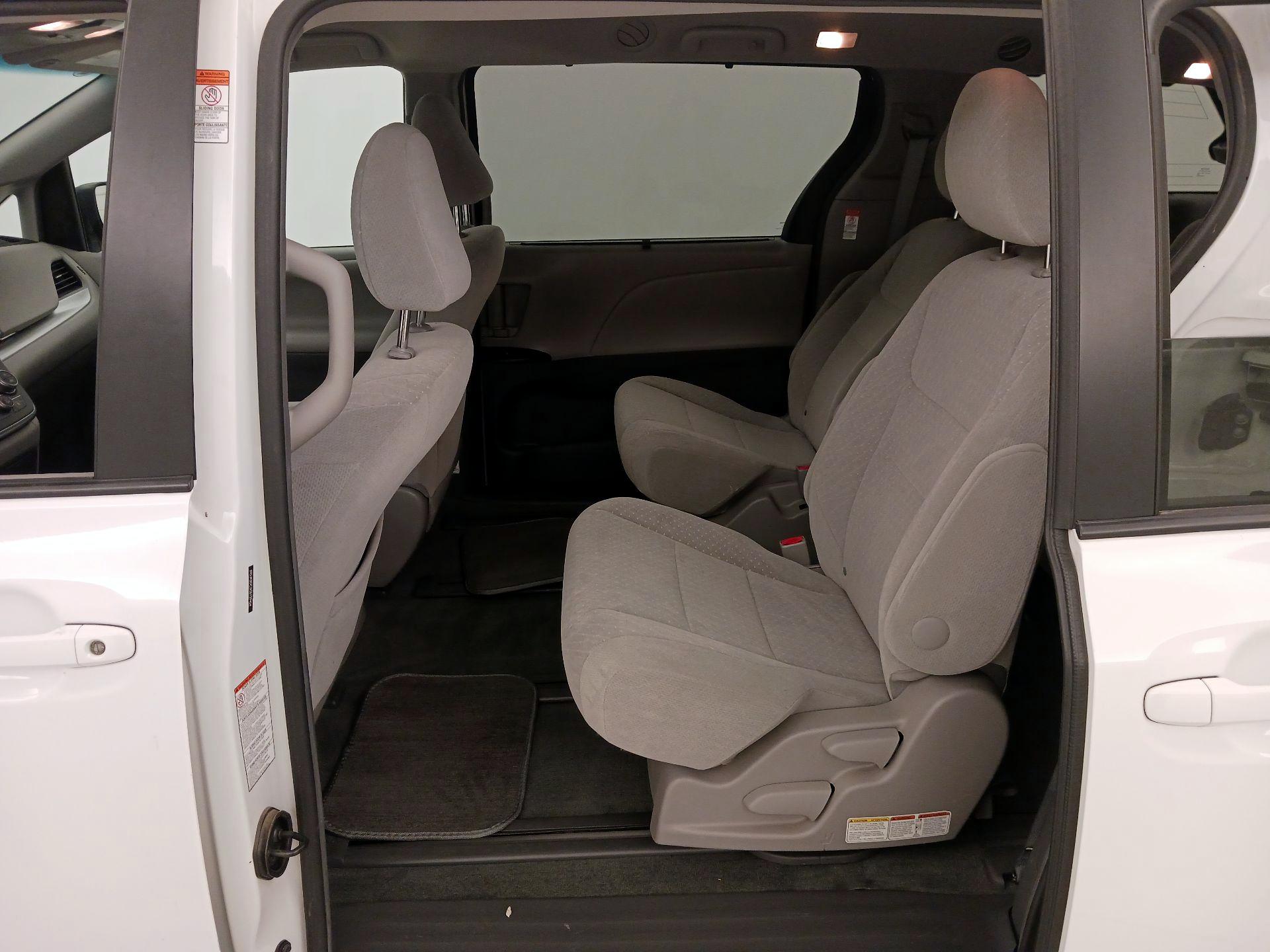 Thumbnail: 2016 Toyota Sienna - 19