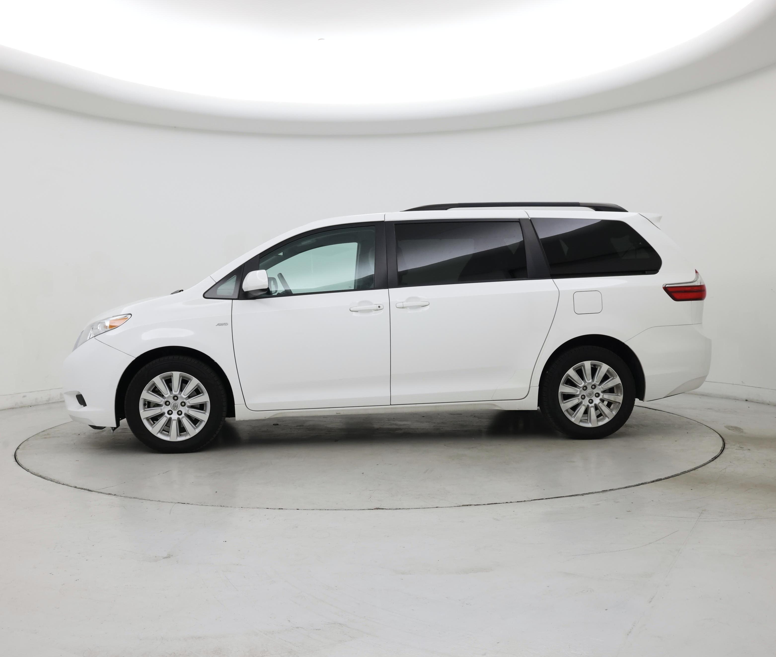 Thumbnail: 2016 Toyota Sienna - 3