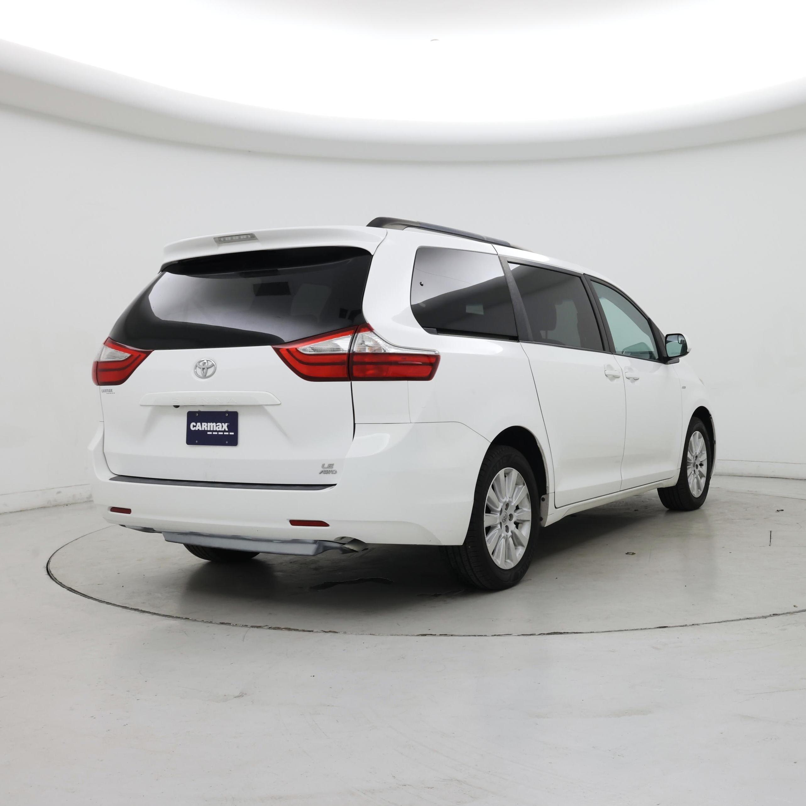Thumbnail: 2016 Toyota Sienna - 8