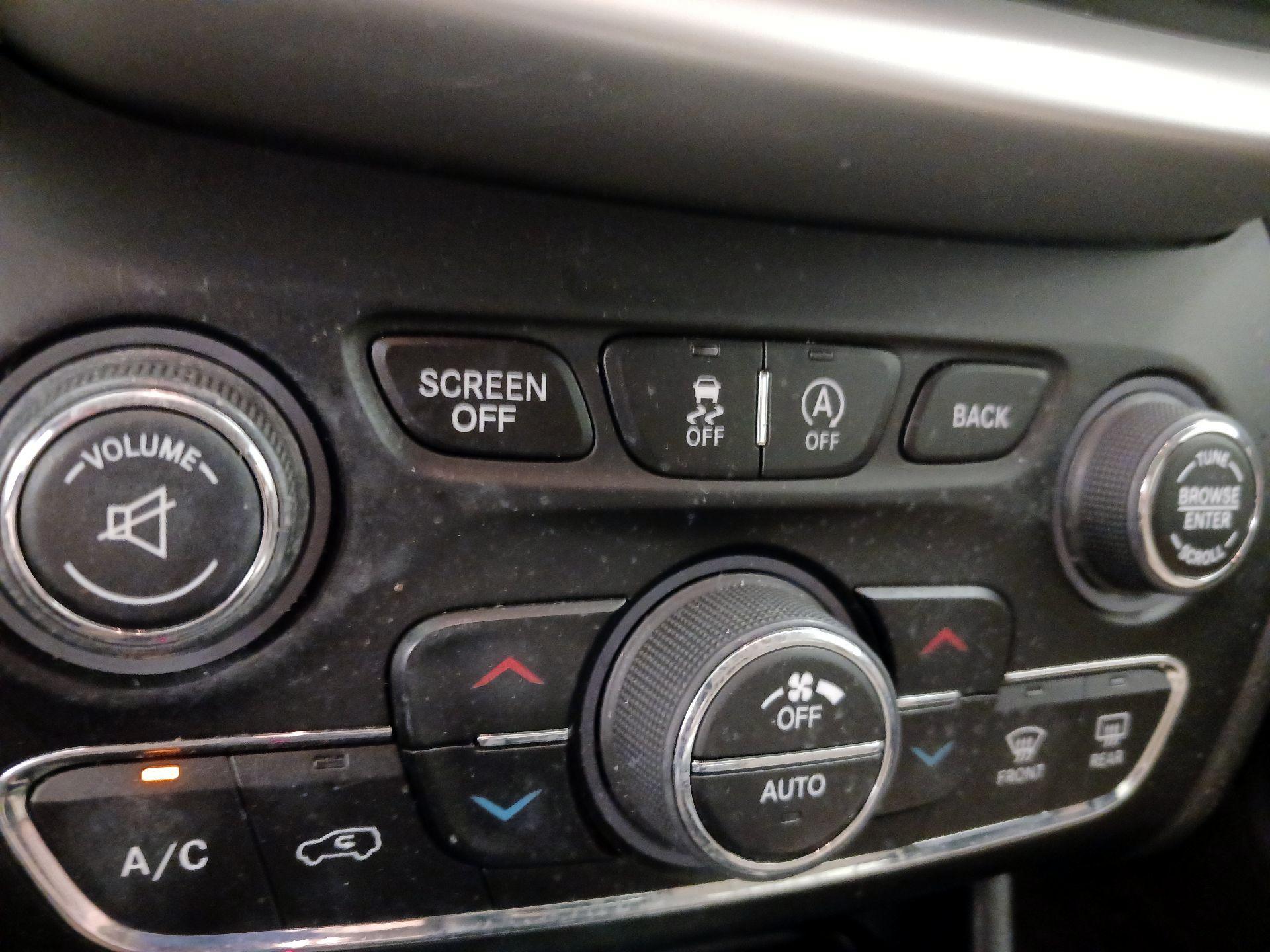 Thumbnail: 2016 Jeep Cherokee - 17