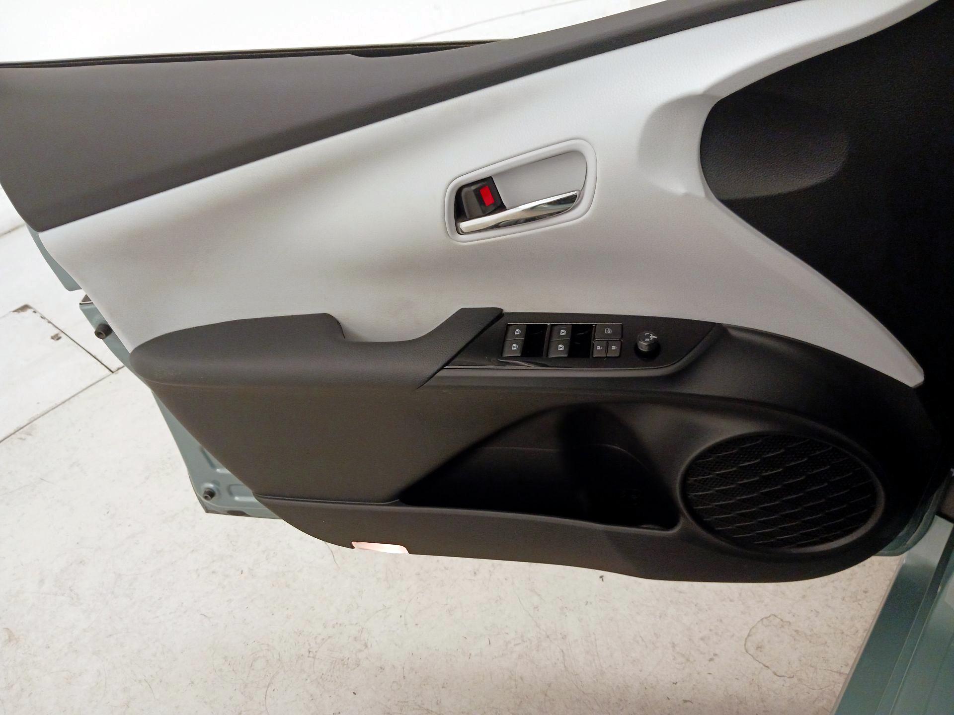 Thumbnail: 2017 Toyota Prius - 12