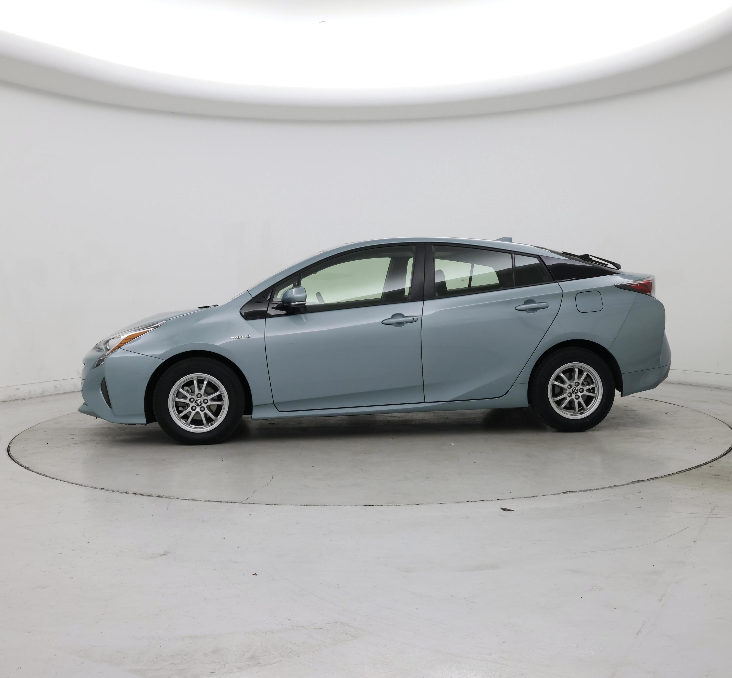 Thumbnail: 2017 Toyota Prius - 3