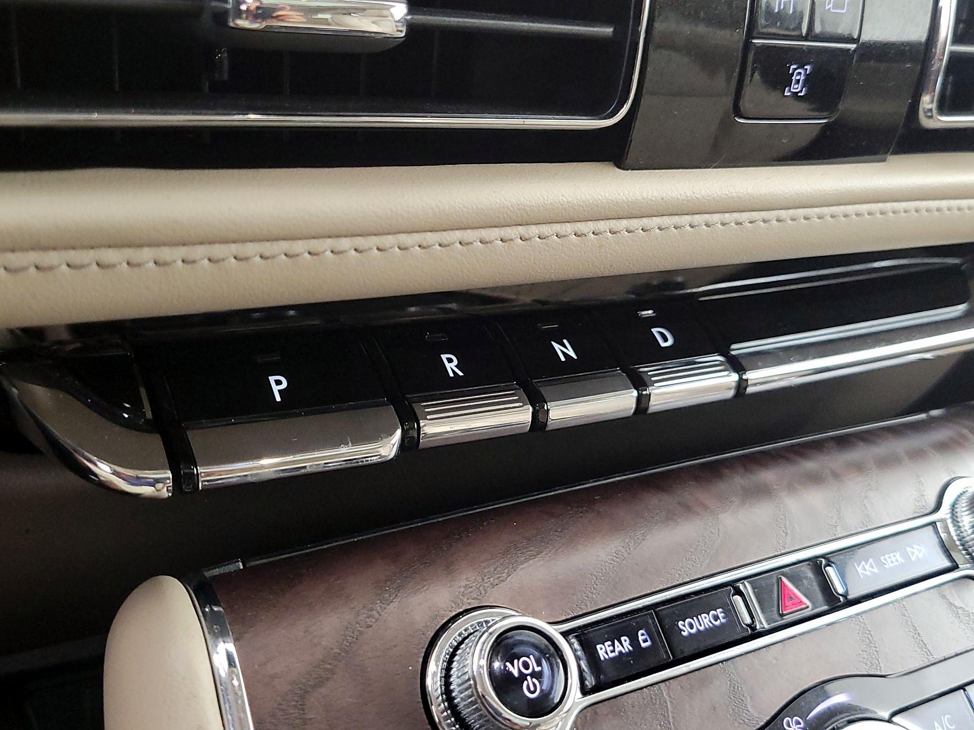 Thumbnail: 2022 Lincoln Aviator - 18