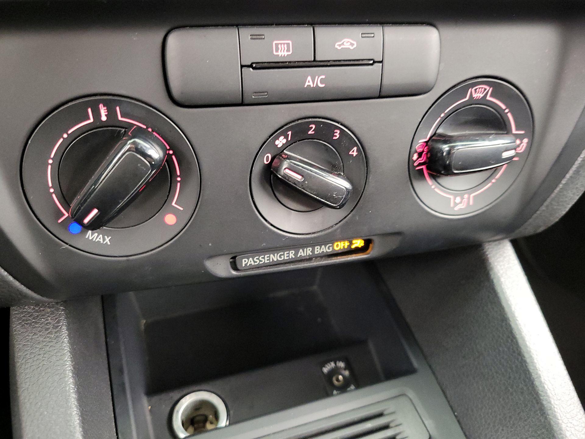 Thumbnail: 2014 Volkswagen Jetta - 15