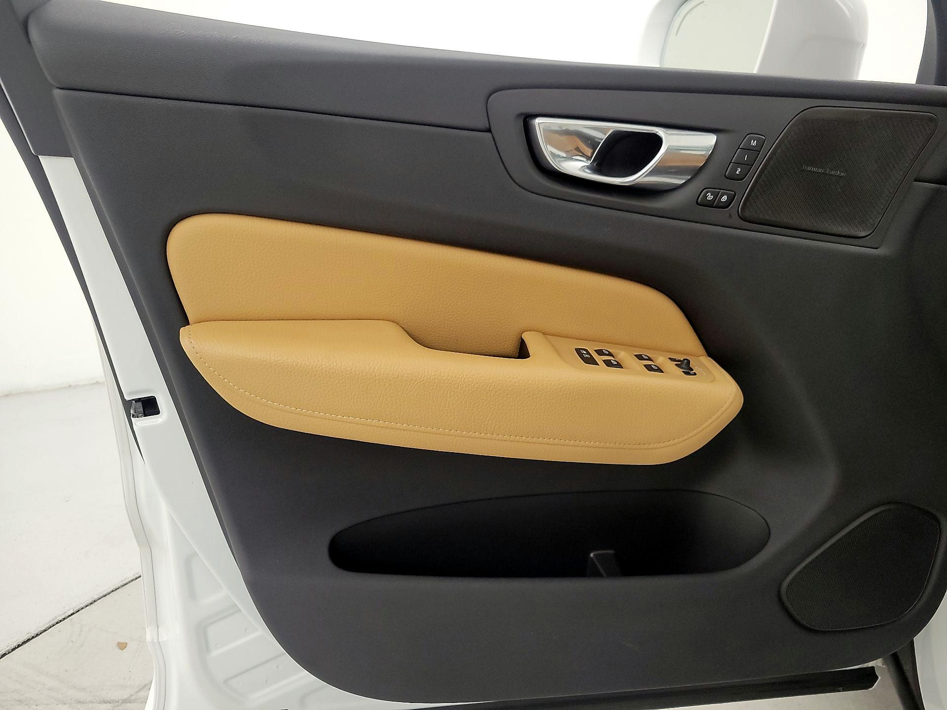 Thumbnail: 2019 Volvo XC60 - 12