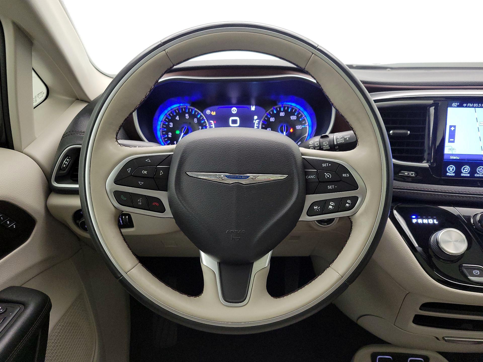 Thumbnail: 2017 Chrysler Pacifica - 10