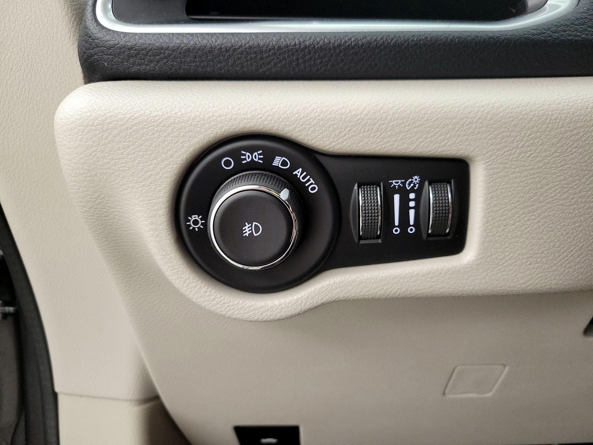 Thumbnail: 2017 Chrysler Pacifica - 13