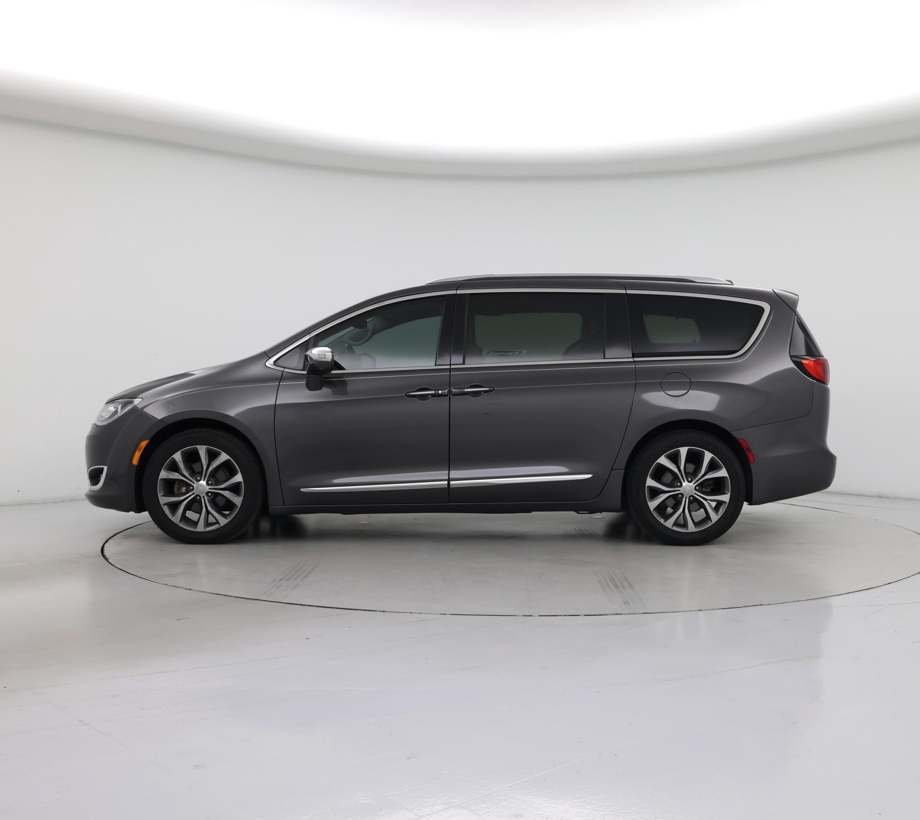 Thumbnail: 2017 Chrysler Pacifica - 3