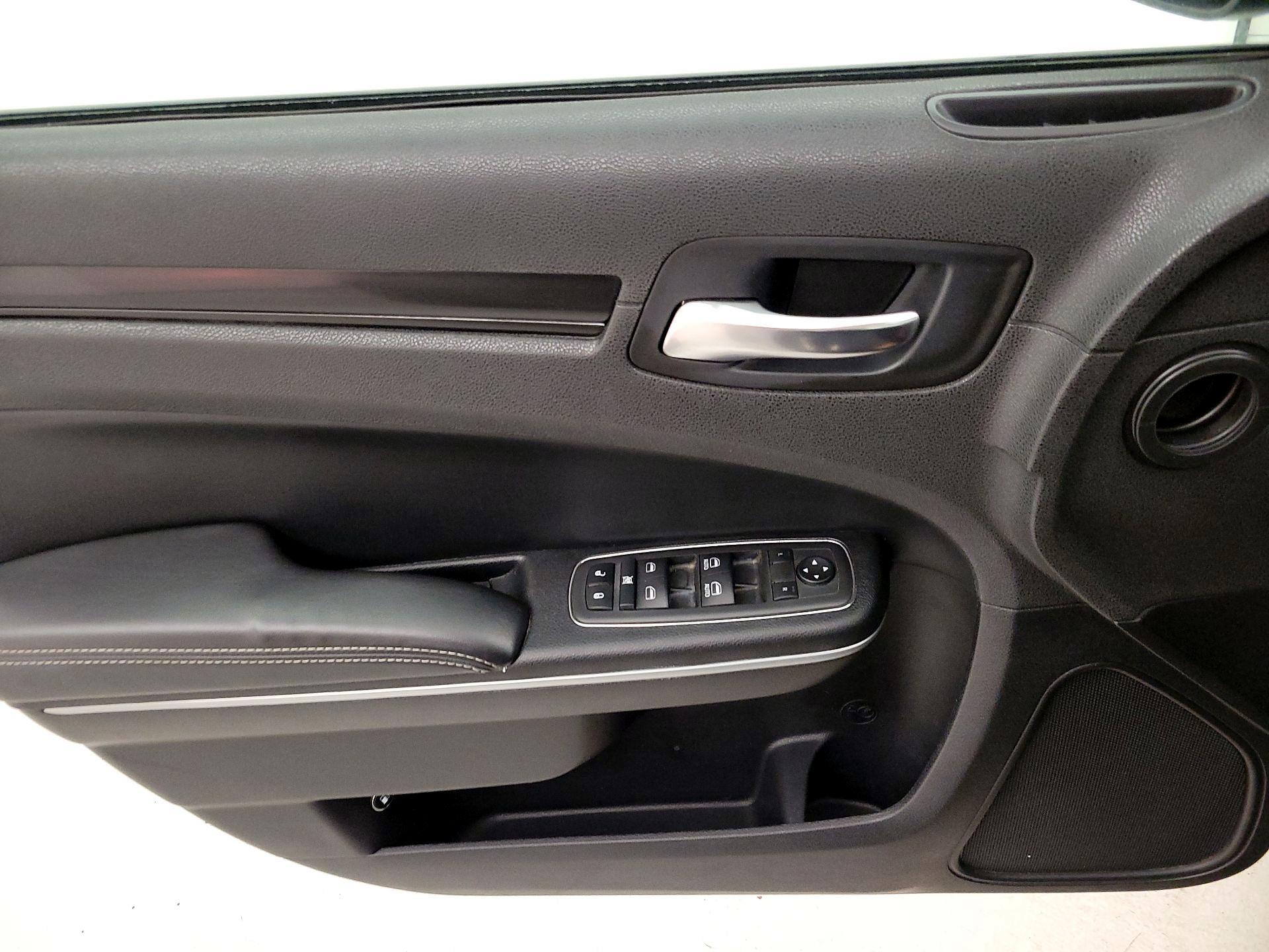 Thumbnail: 2022 Chrysler 300 - 10