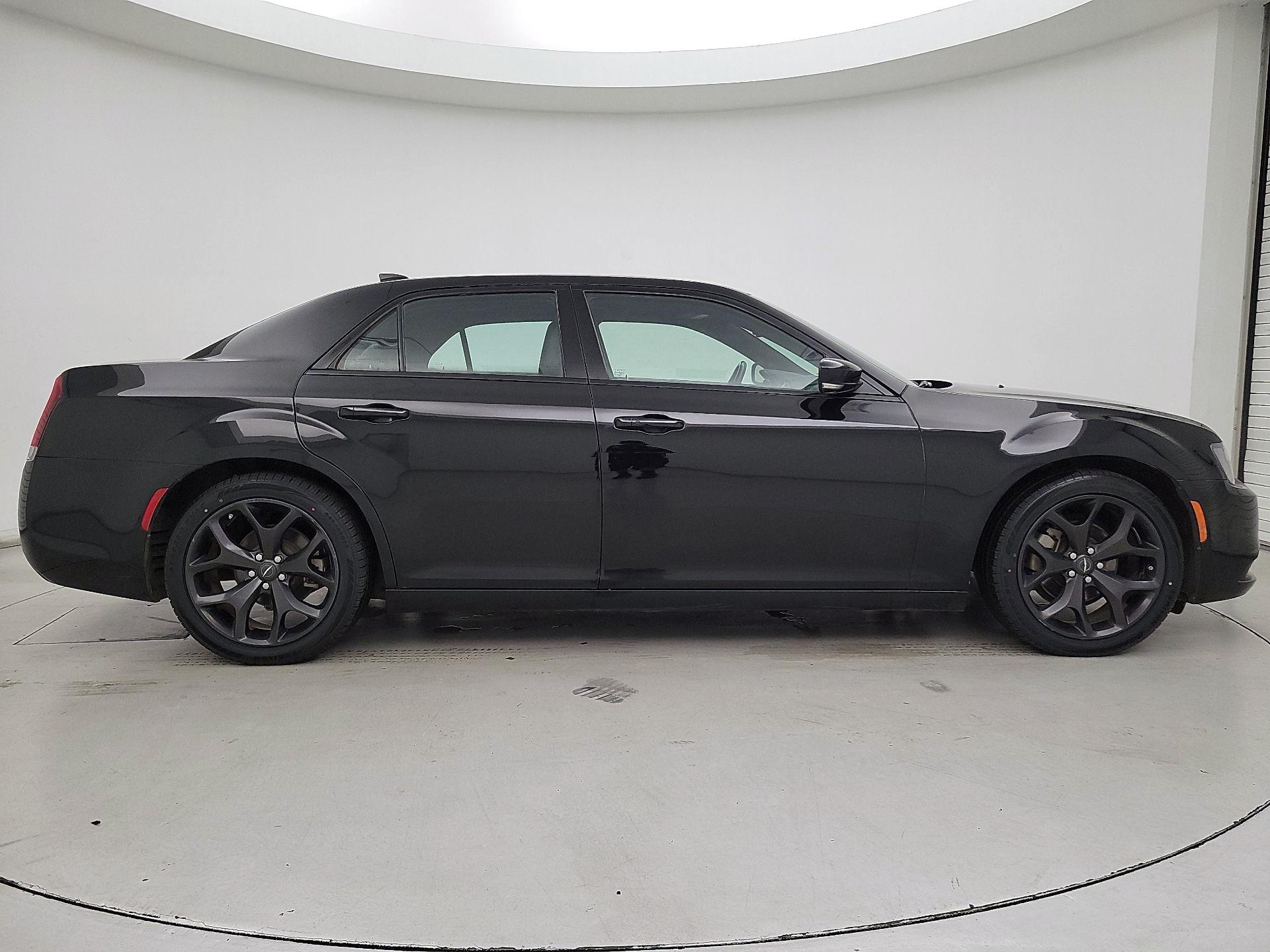 Thumbnail: 2022 Chrysler 300 - 4