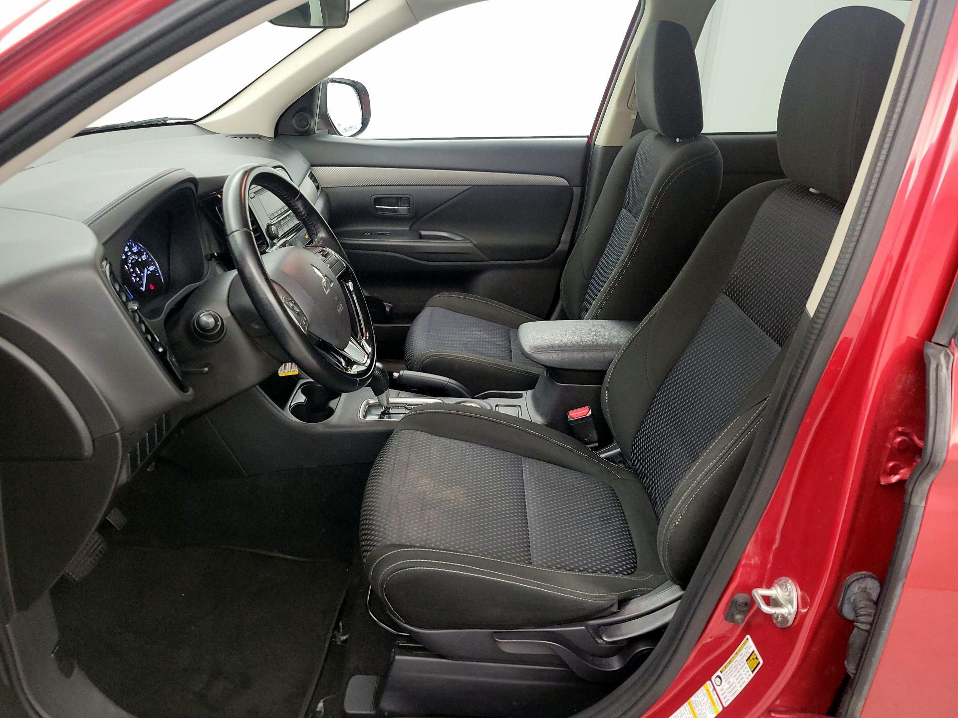 Thumbnail: 2016 Mitsubishi Outlander - 11