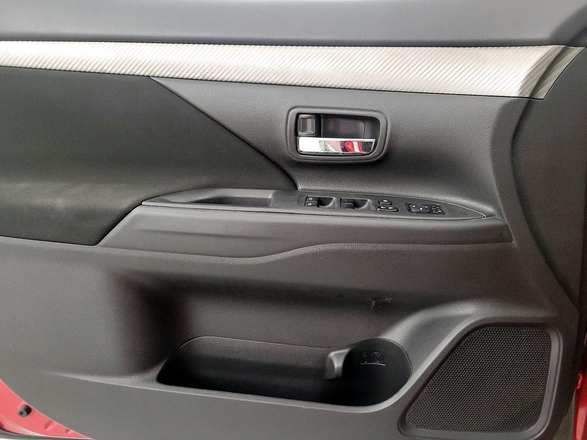 Thumbnail: 2016 Mitsubishi Outlander - 12