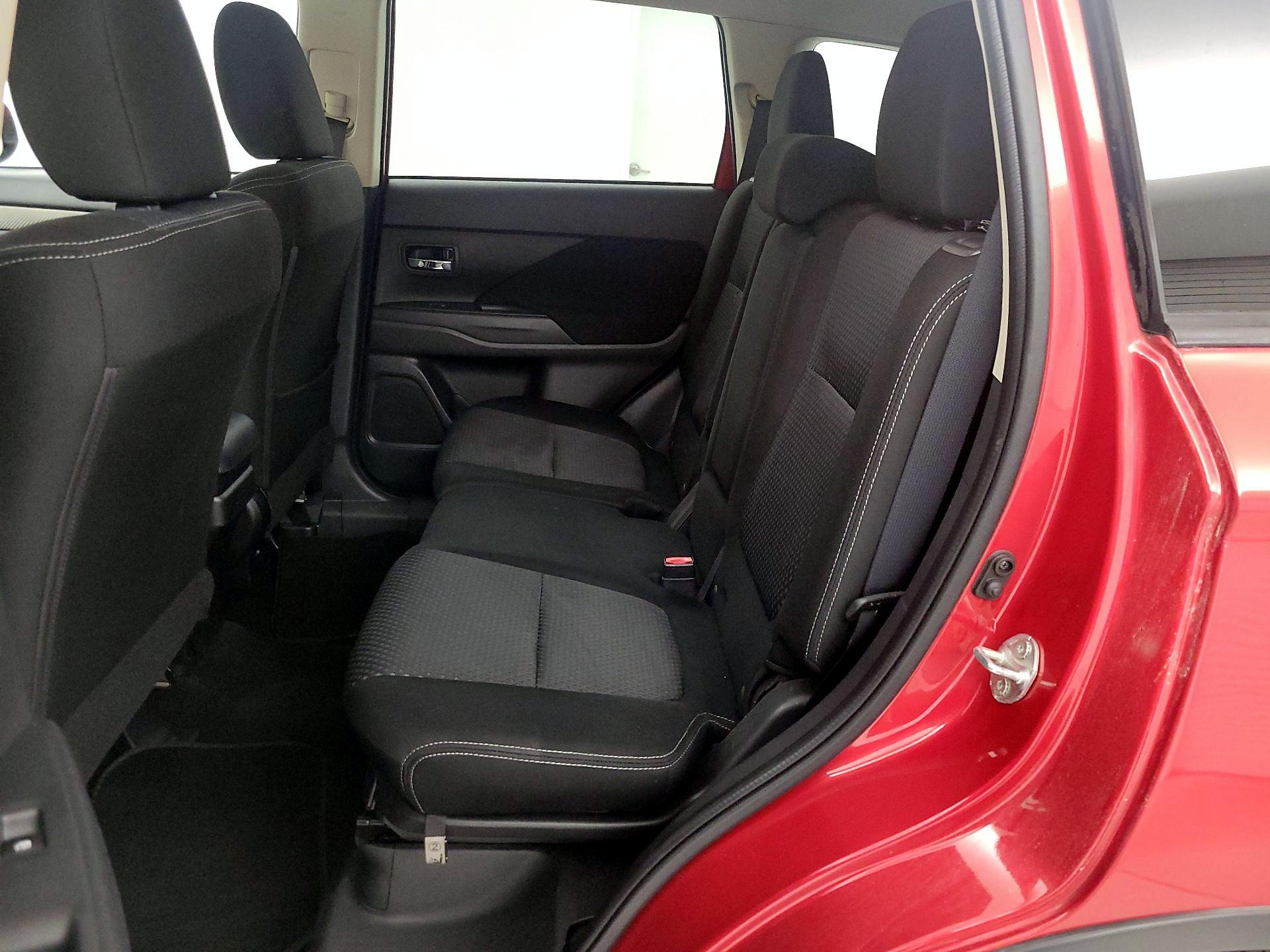Thumbnail: 2016 Mitsubishi Outlander - 18