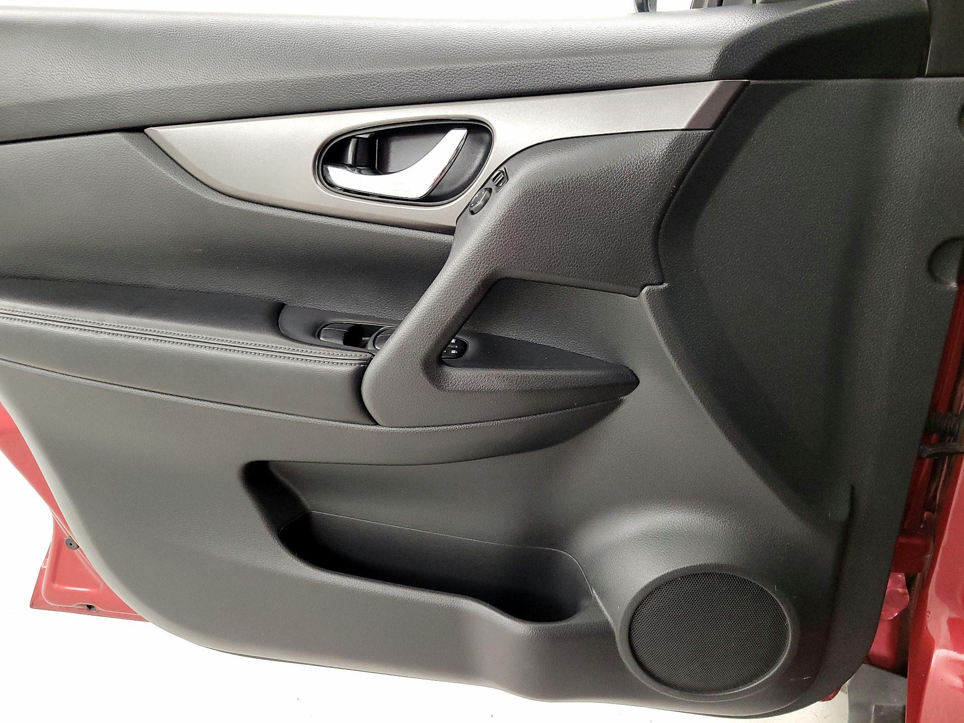 Thumbnail: 2015 Nissan Rogue - 12