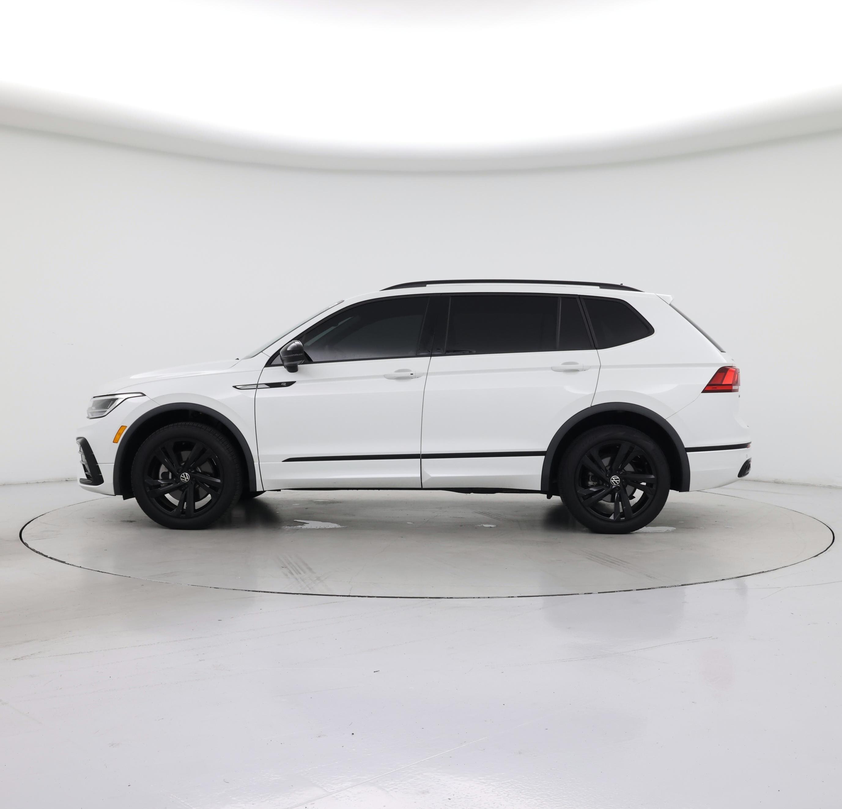 Thumbnail: 2023 Volkswagen Tiguan - 3