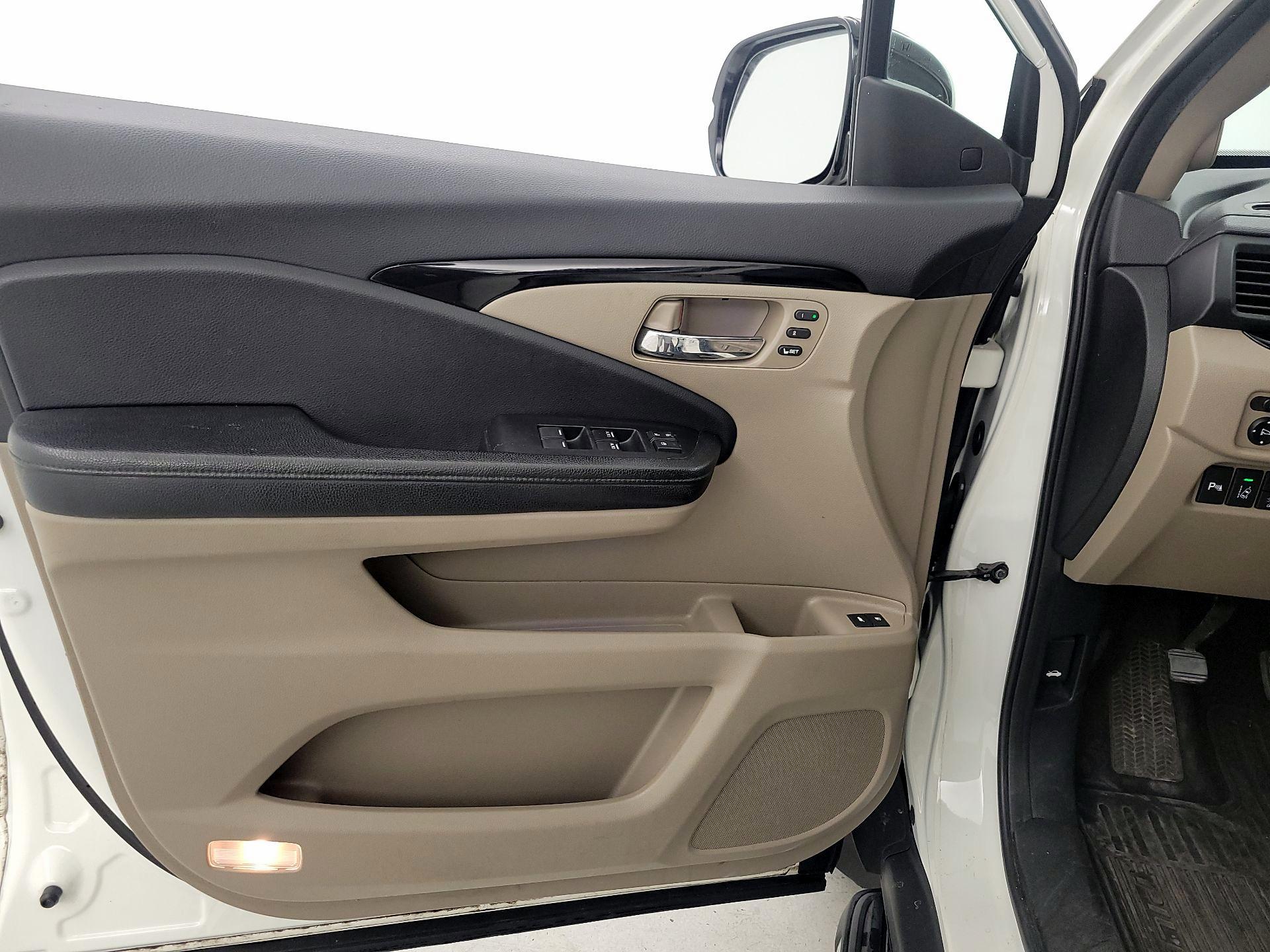 Thumbnail: 2017 Honda Pilot - 12