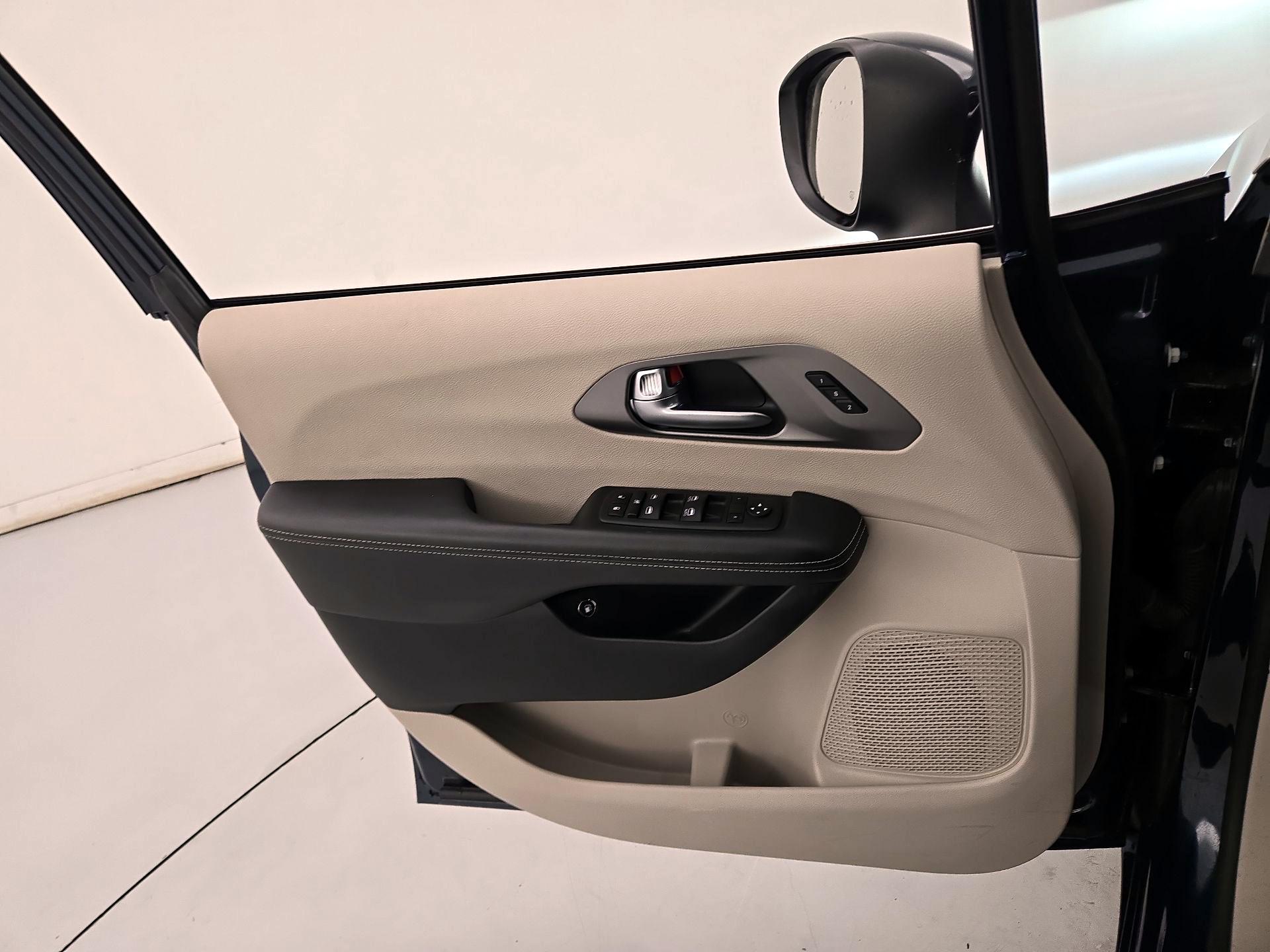Thumbnail: 2023 Chrysler Pacifica - 12