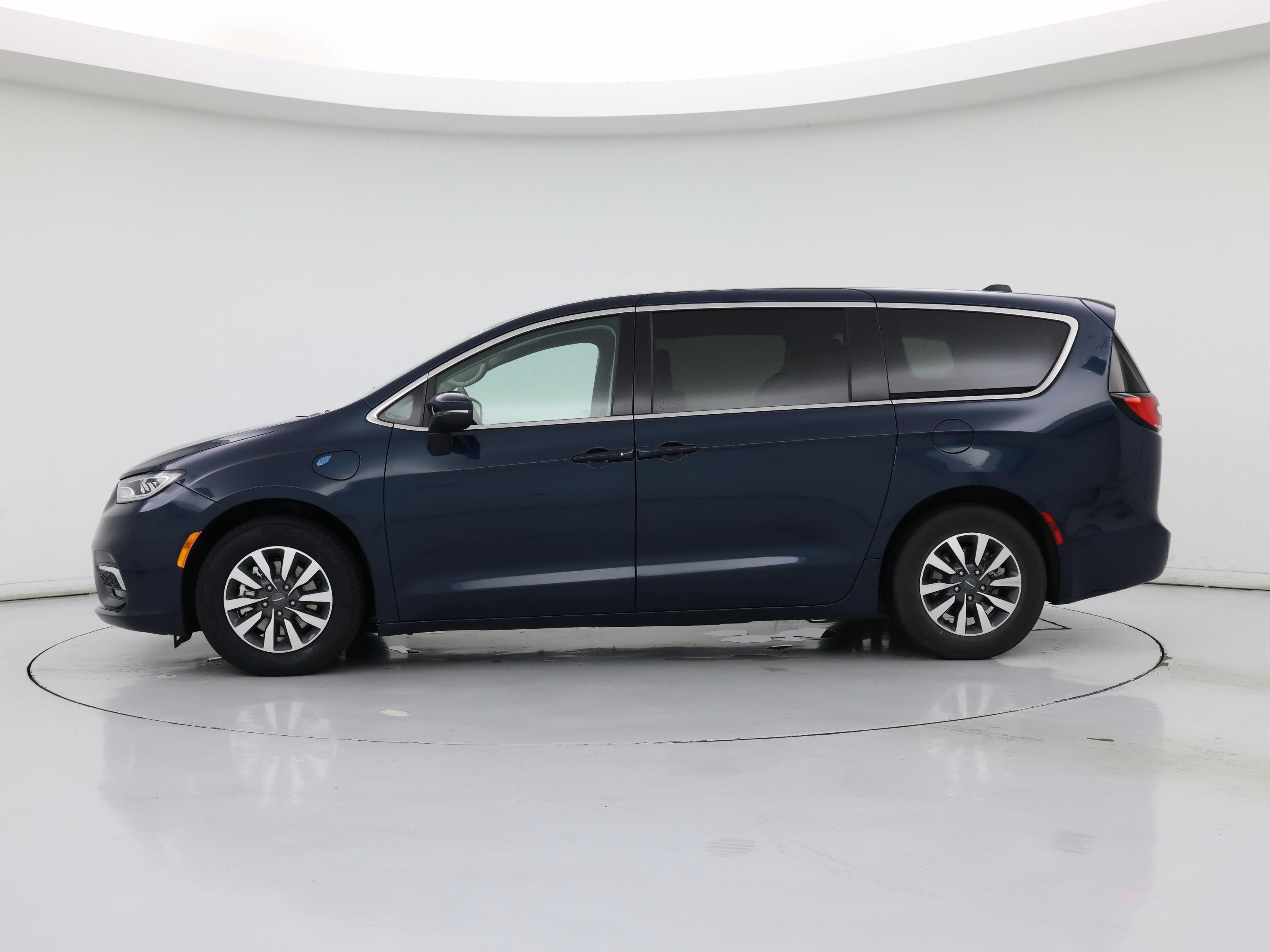 Thumbnail: 2023 Chrysler Pacifica - 3