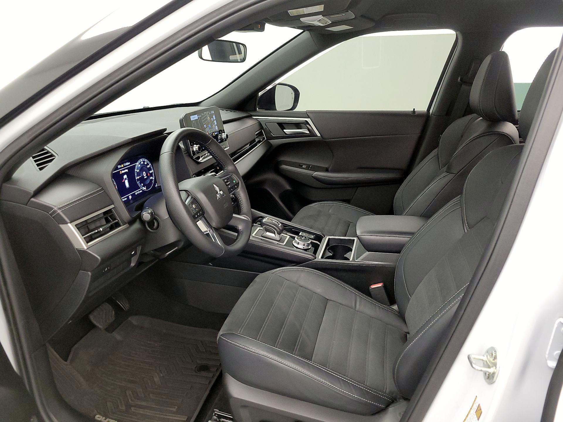 Thumbnail: 2023 Mitsubishi Outlander - 11