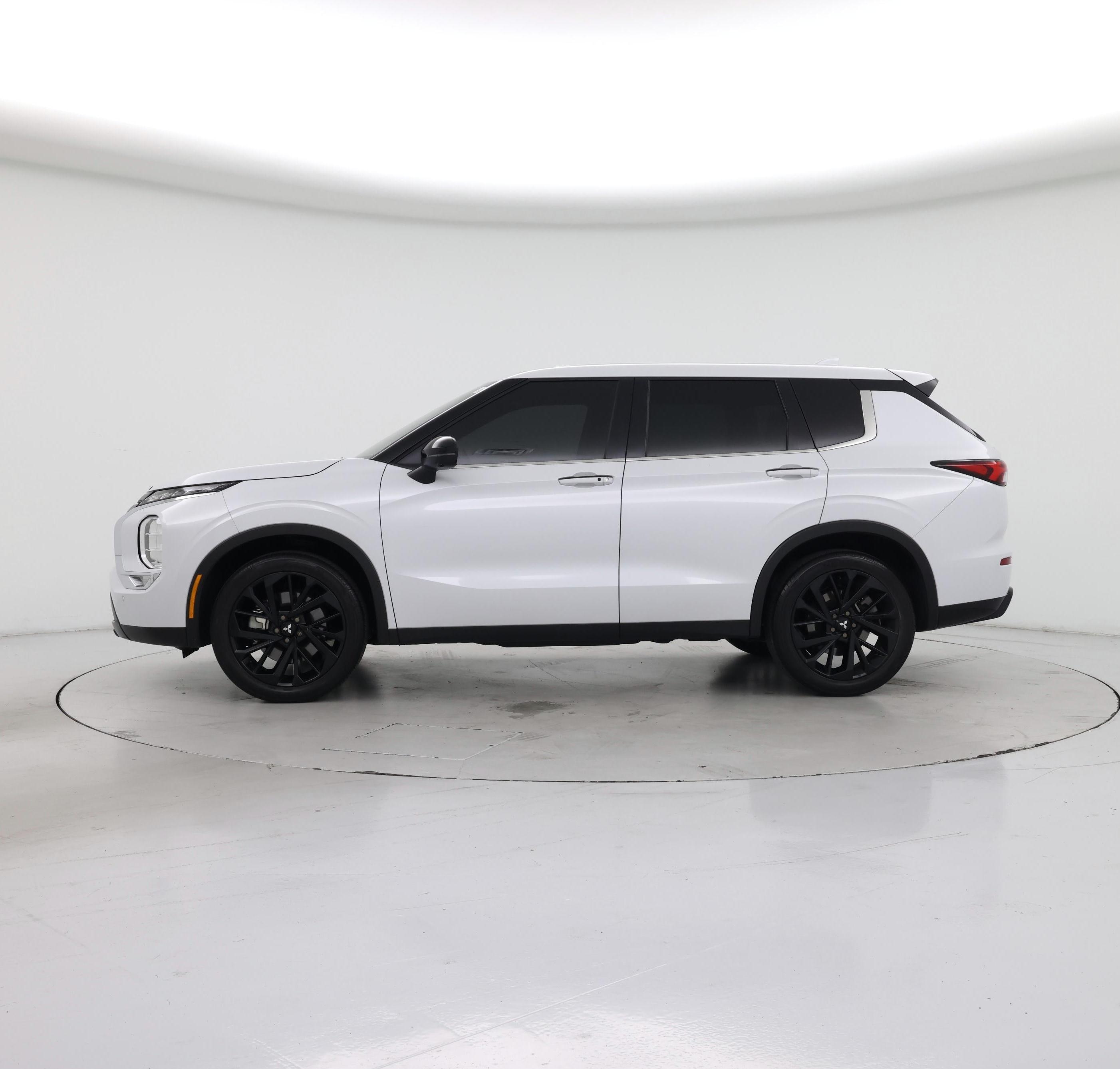 Thumbnail: 2023 Mitsubishi Outlander - 3