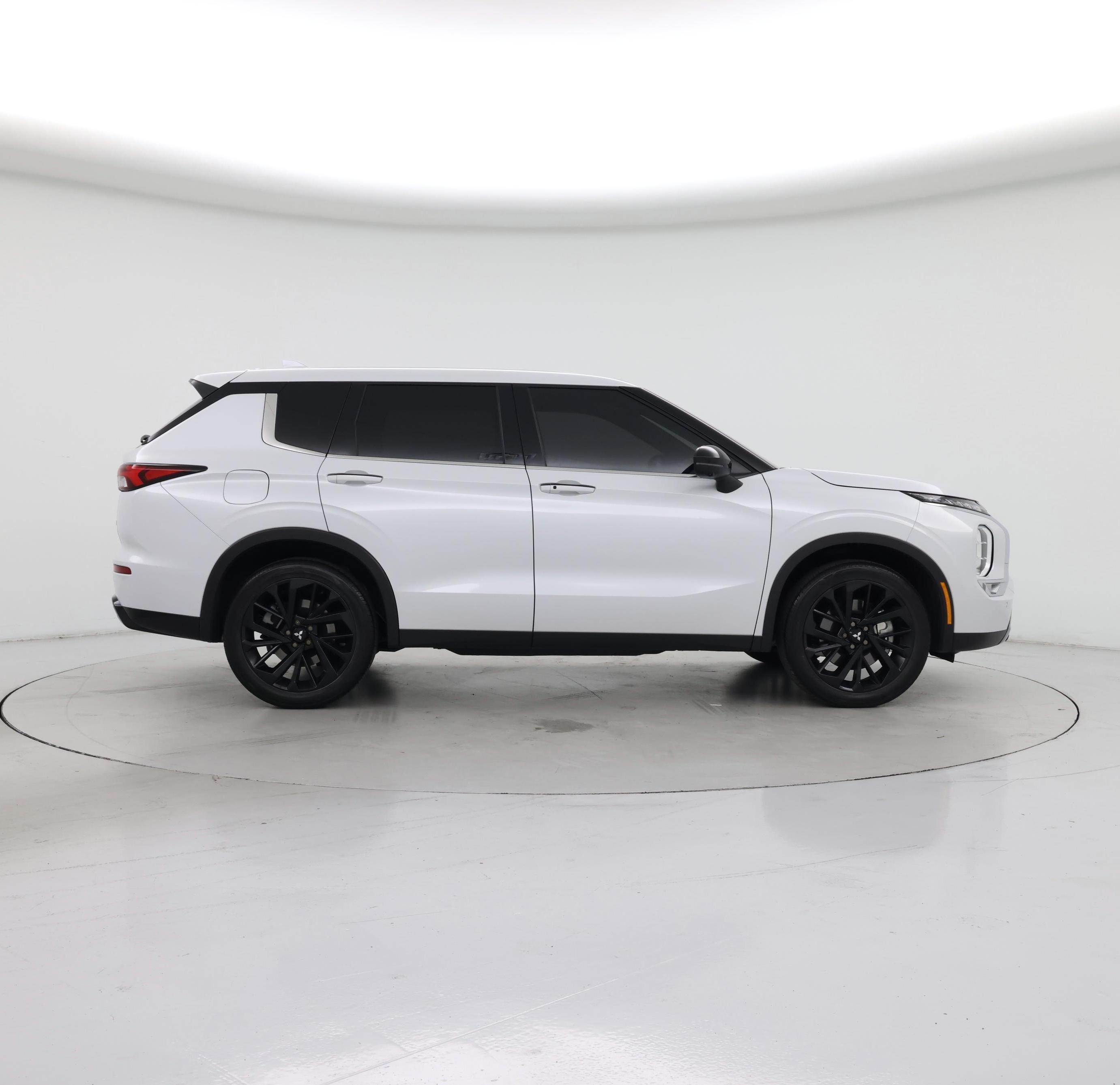 Thumbnail: 2023 Mitsubishi Outlander - 7