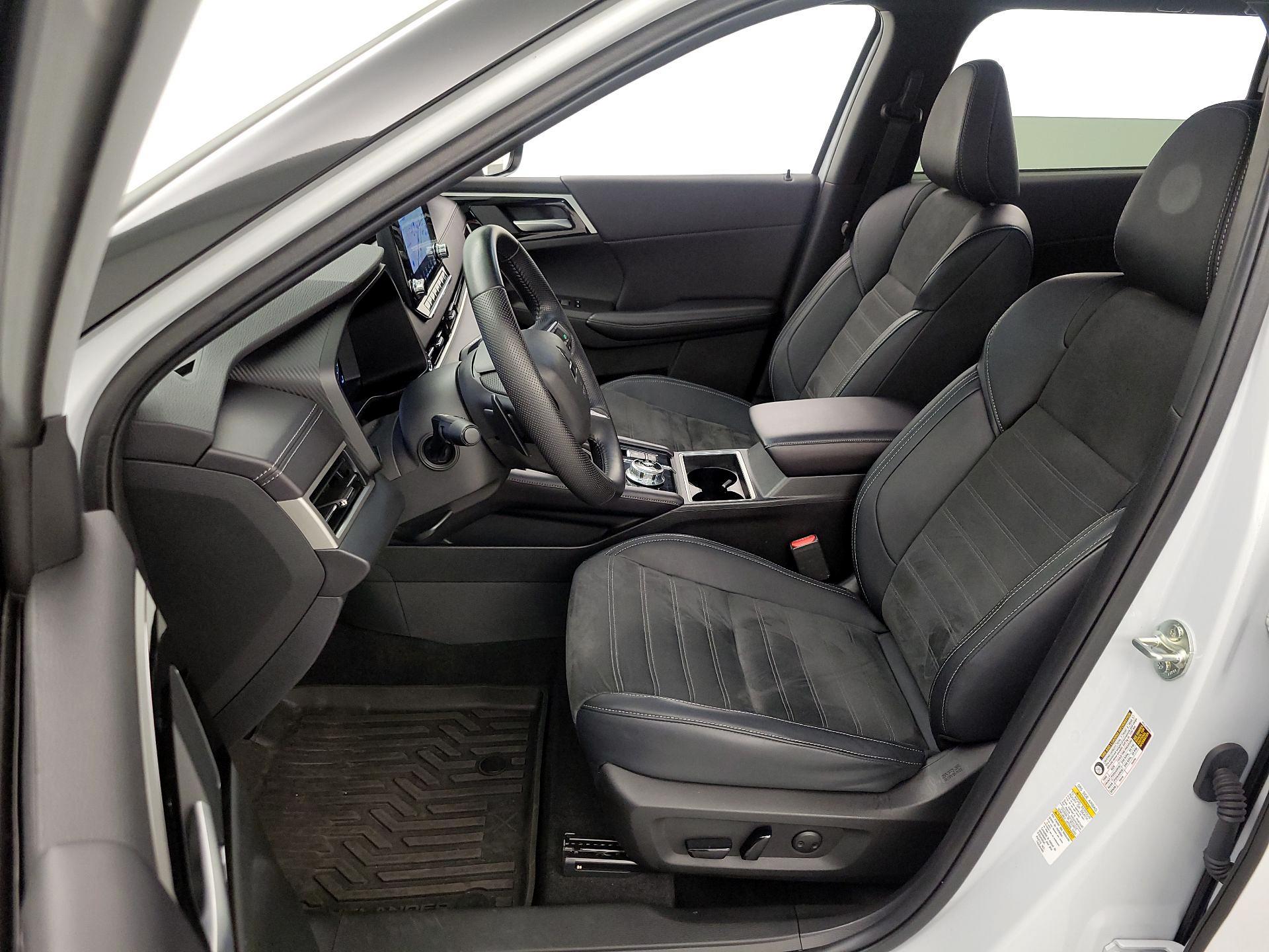 Thumbnail: 2024 Mitsubishi Outlander - 11