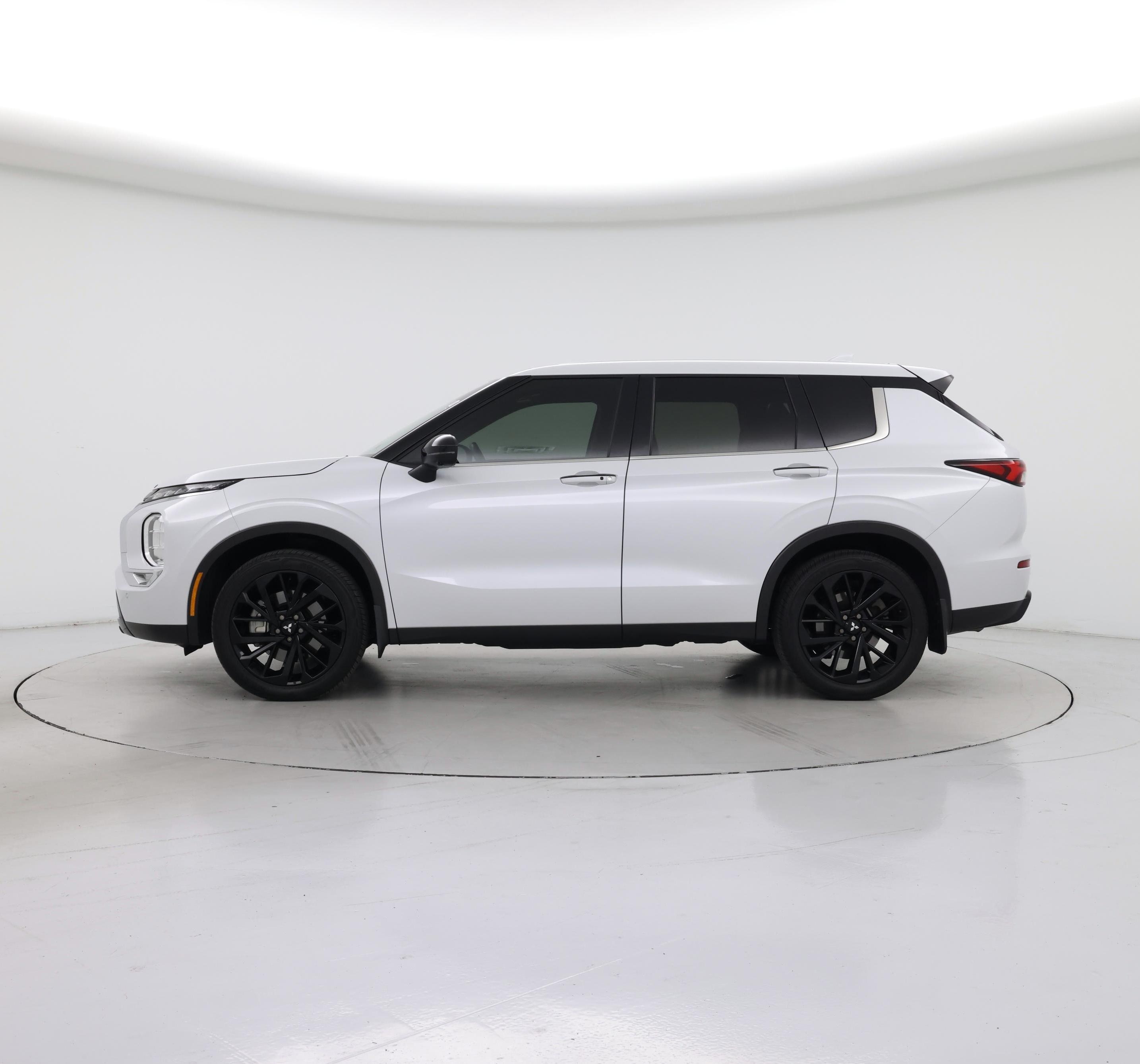 Thumbnail: 2024 Mitsubishi Outlander - 3