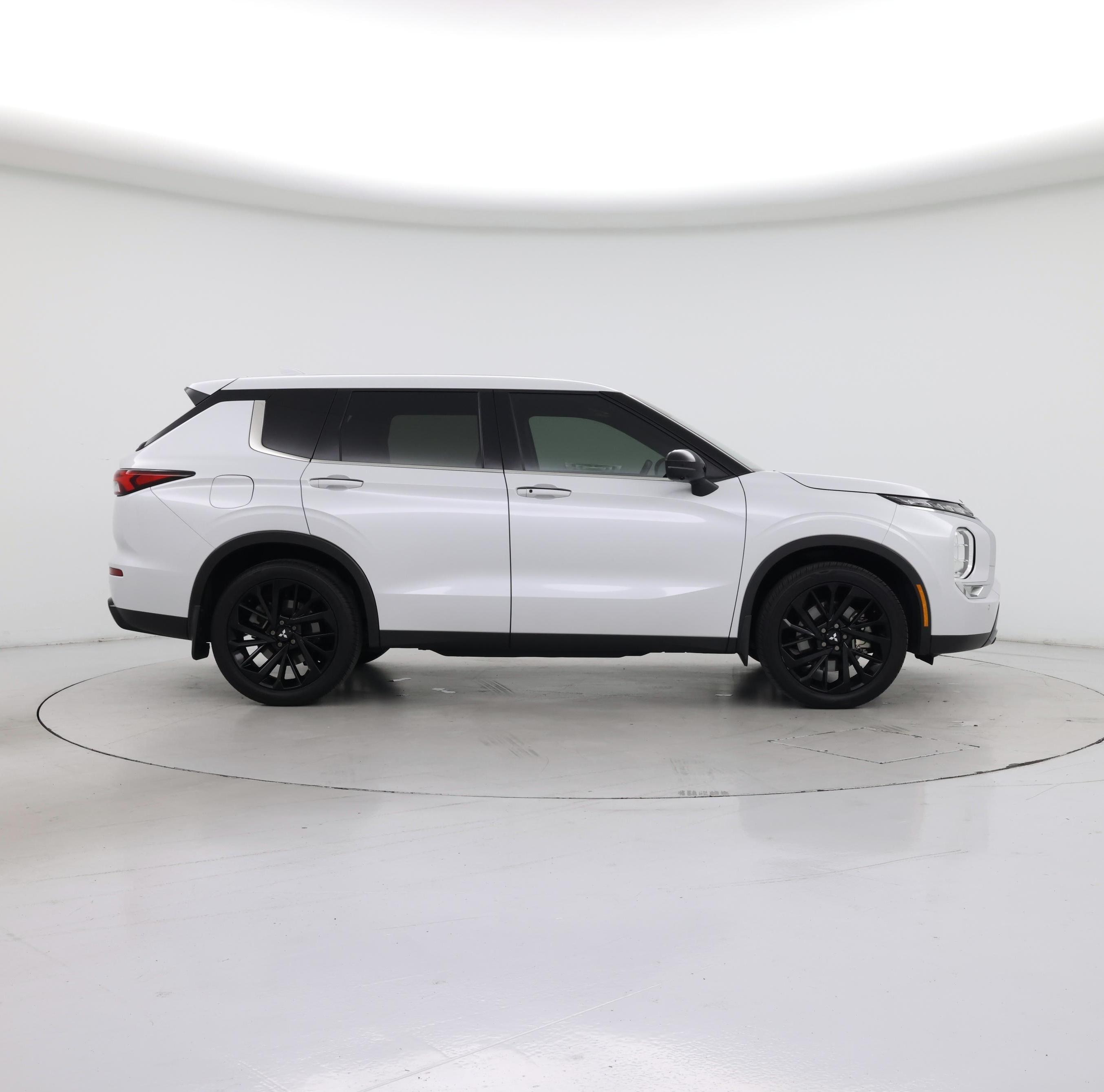 Thumbnail: 2024 Mitsubishi Outlander - 7