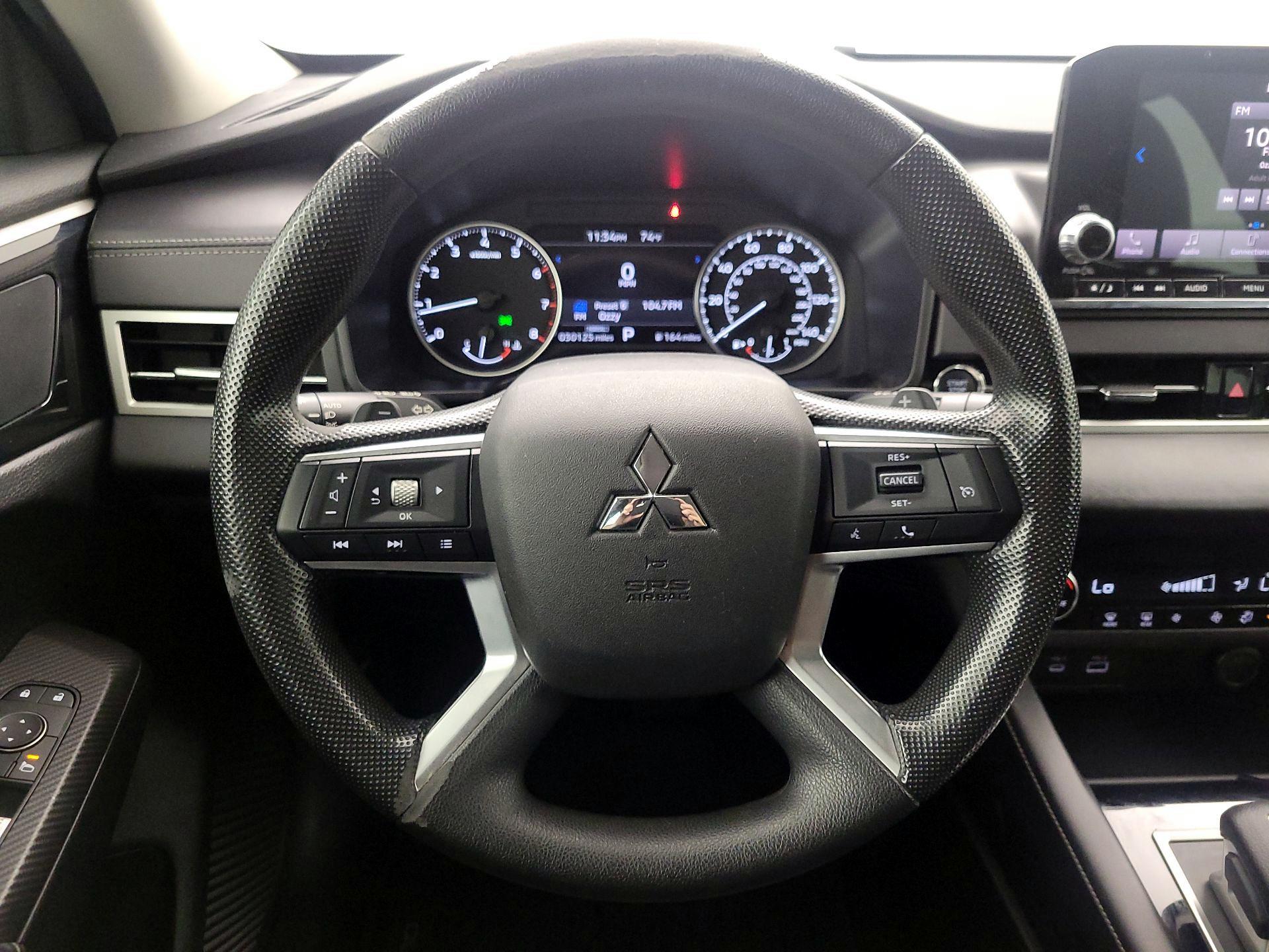 Thumbnail: 2023 Mitsubishi Outlander - 10