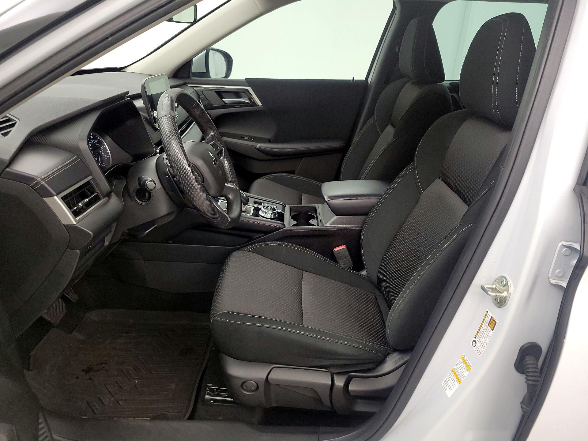 Thumbnail: 2023 Mitsubishi Outlander - 11