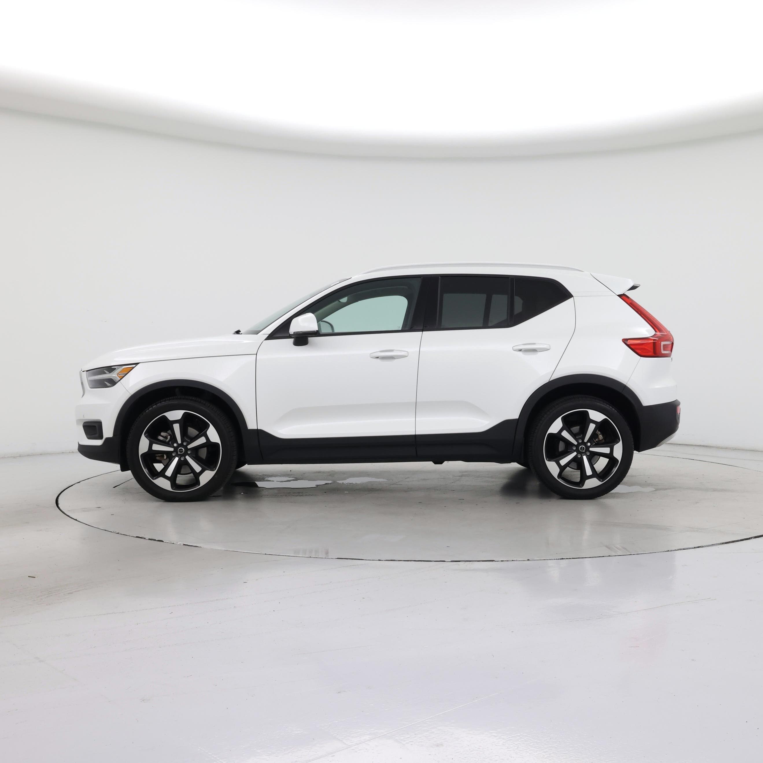 Thumbnail: 2022 Volvo XC40 - 3