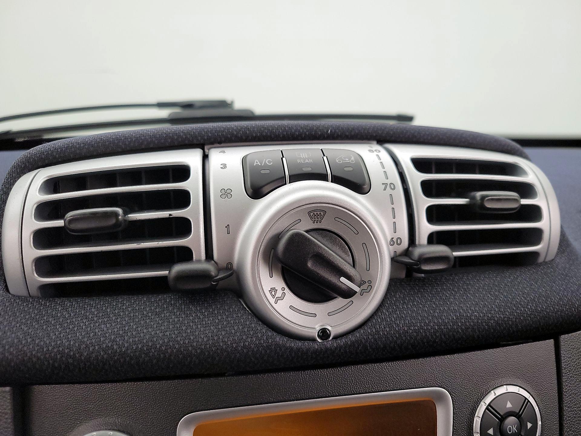 Thumbnail: 2015 smart fortwo - 14