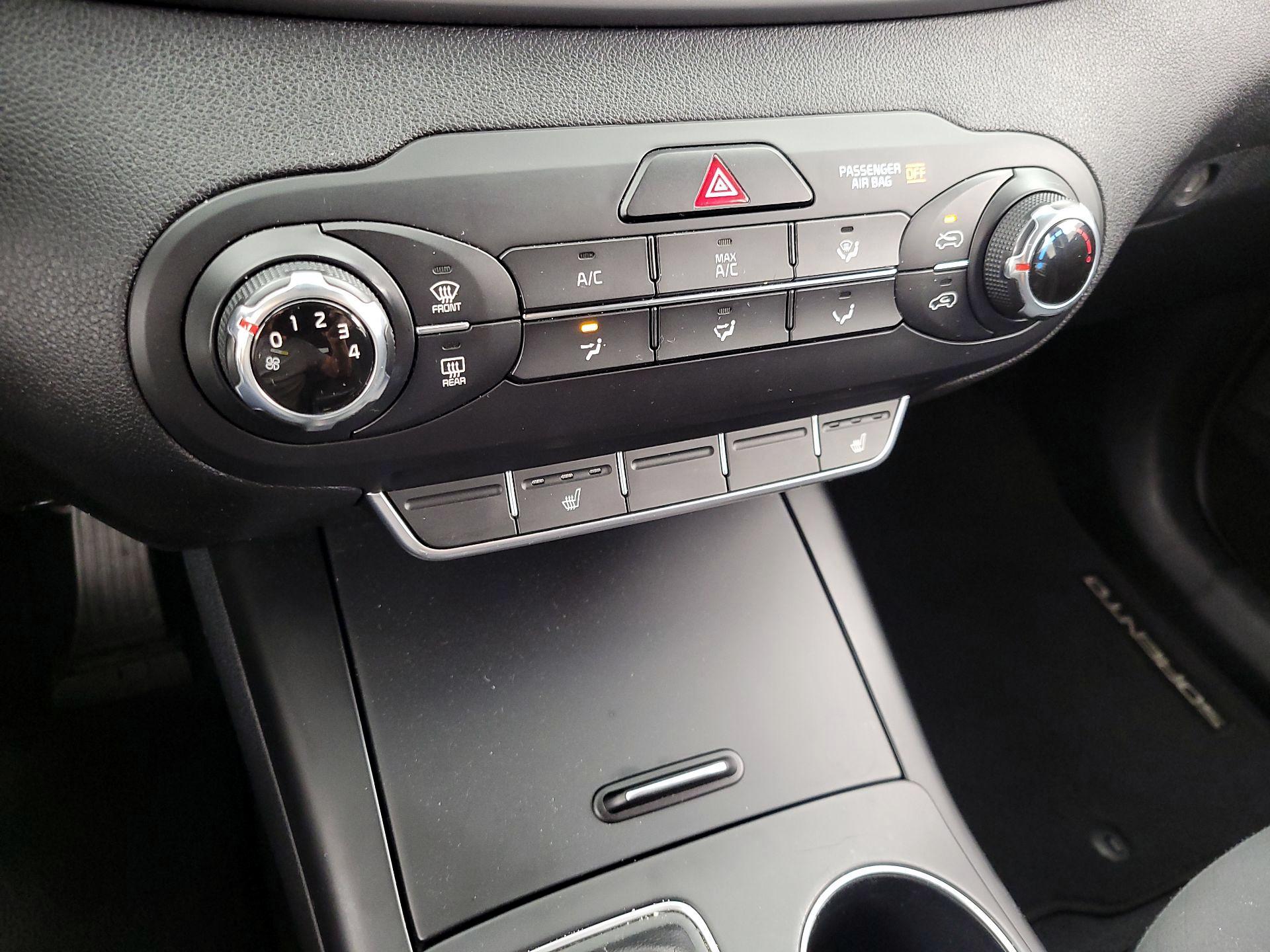 Thumbnail: 2016 Kia Sorento - 16