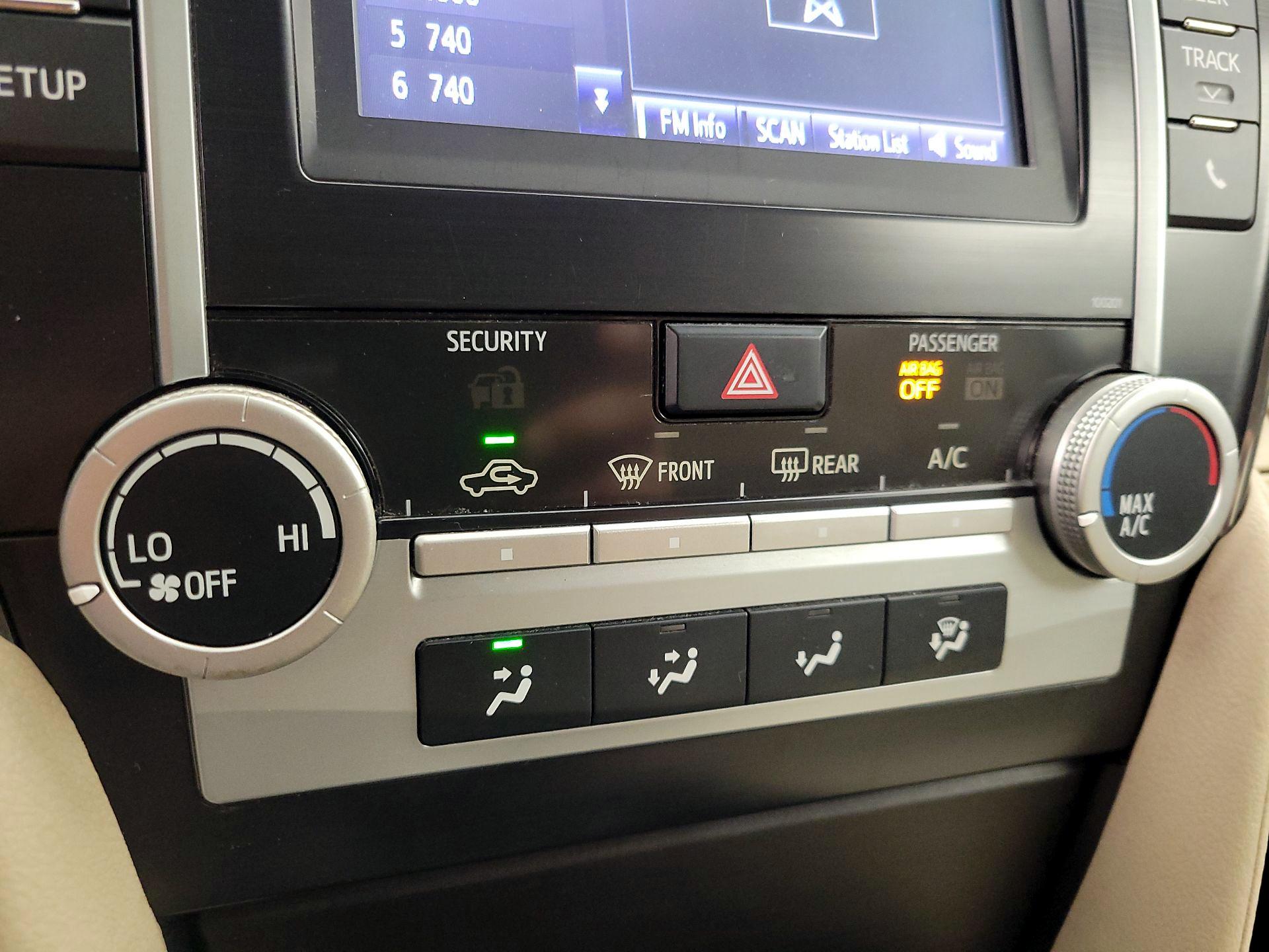Thumbnail: 2014 Toyota Camry - 16