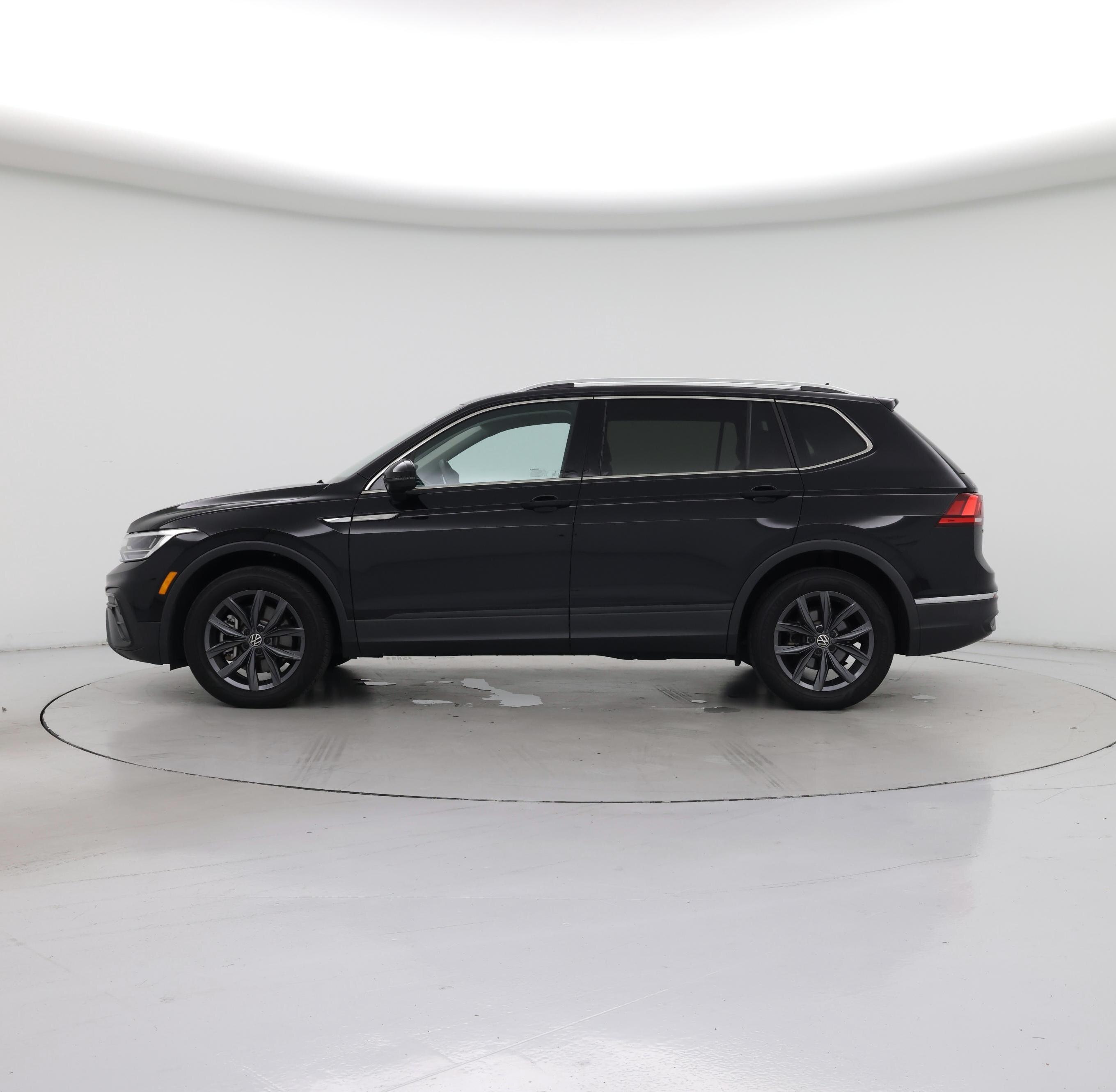 Thumbnail: 2023 Volkswagen Tiguan - 3