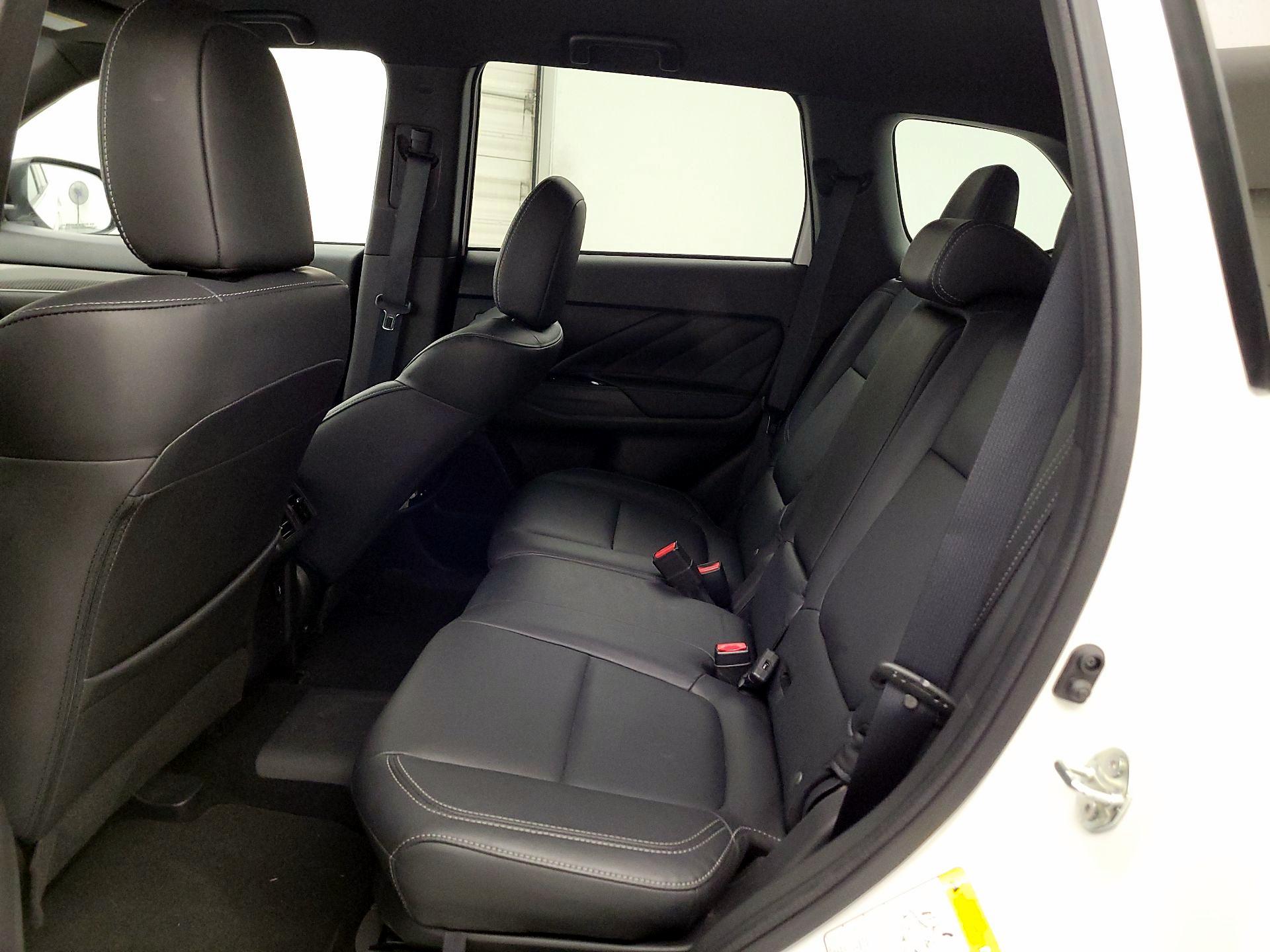 Thumbnail: 2019 Mitsubishi Outlander - 19