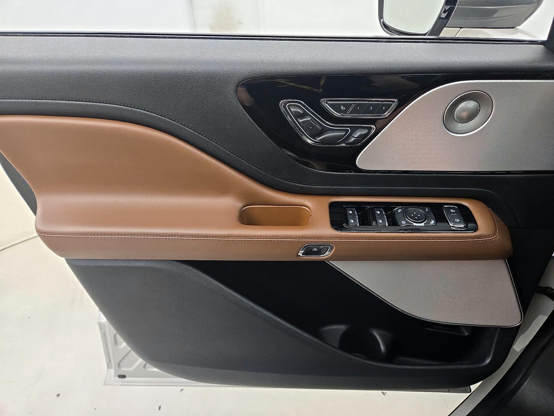 Thumbnail: 2020 Lincoln Aviator - 12